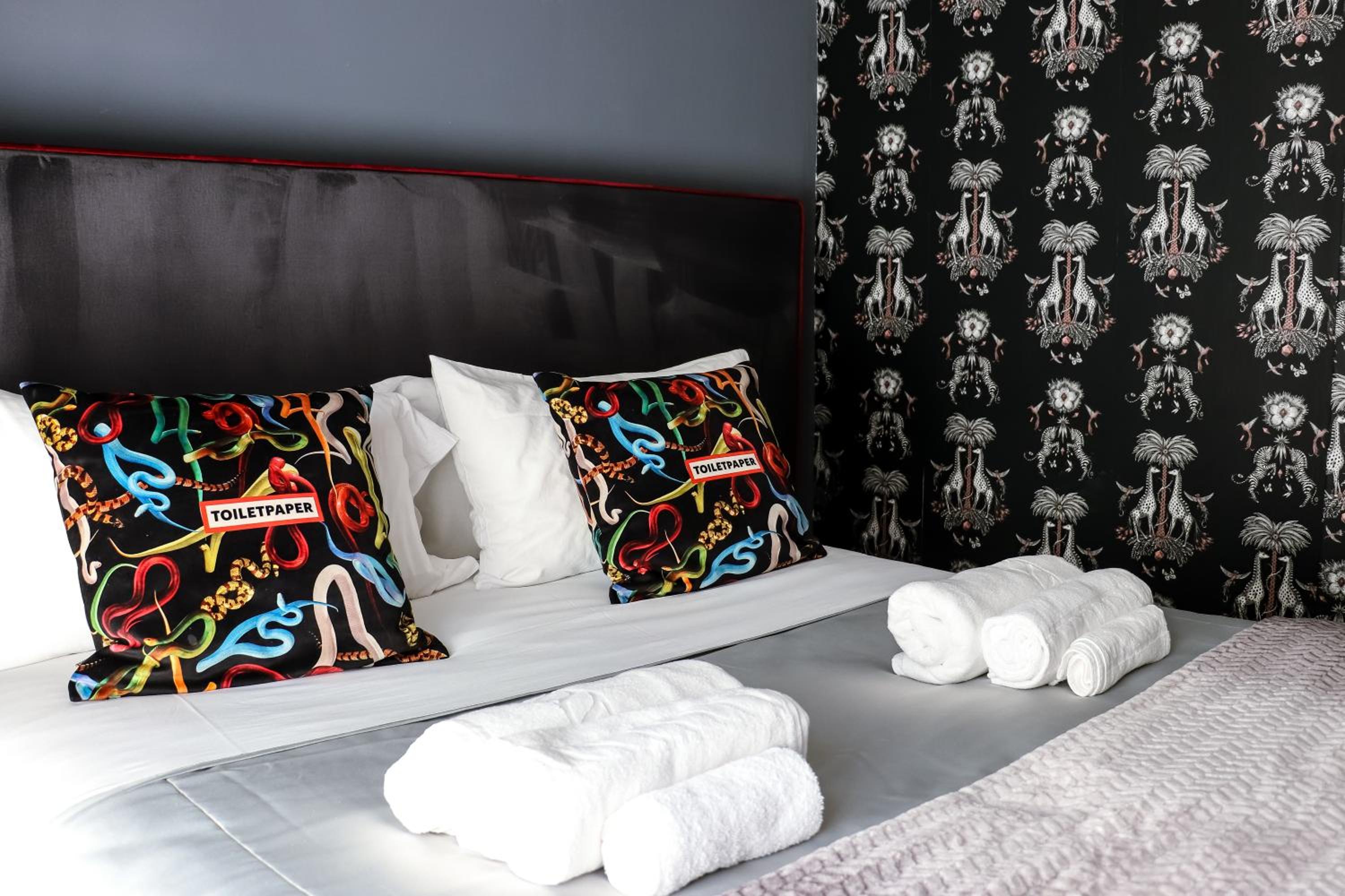 Double Room with Balcony - Photo 3