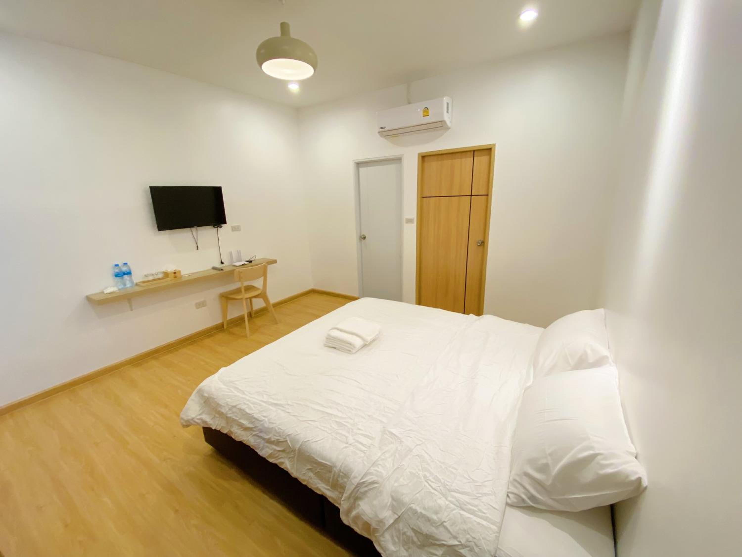 Standard King Room - Photo 8
