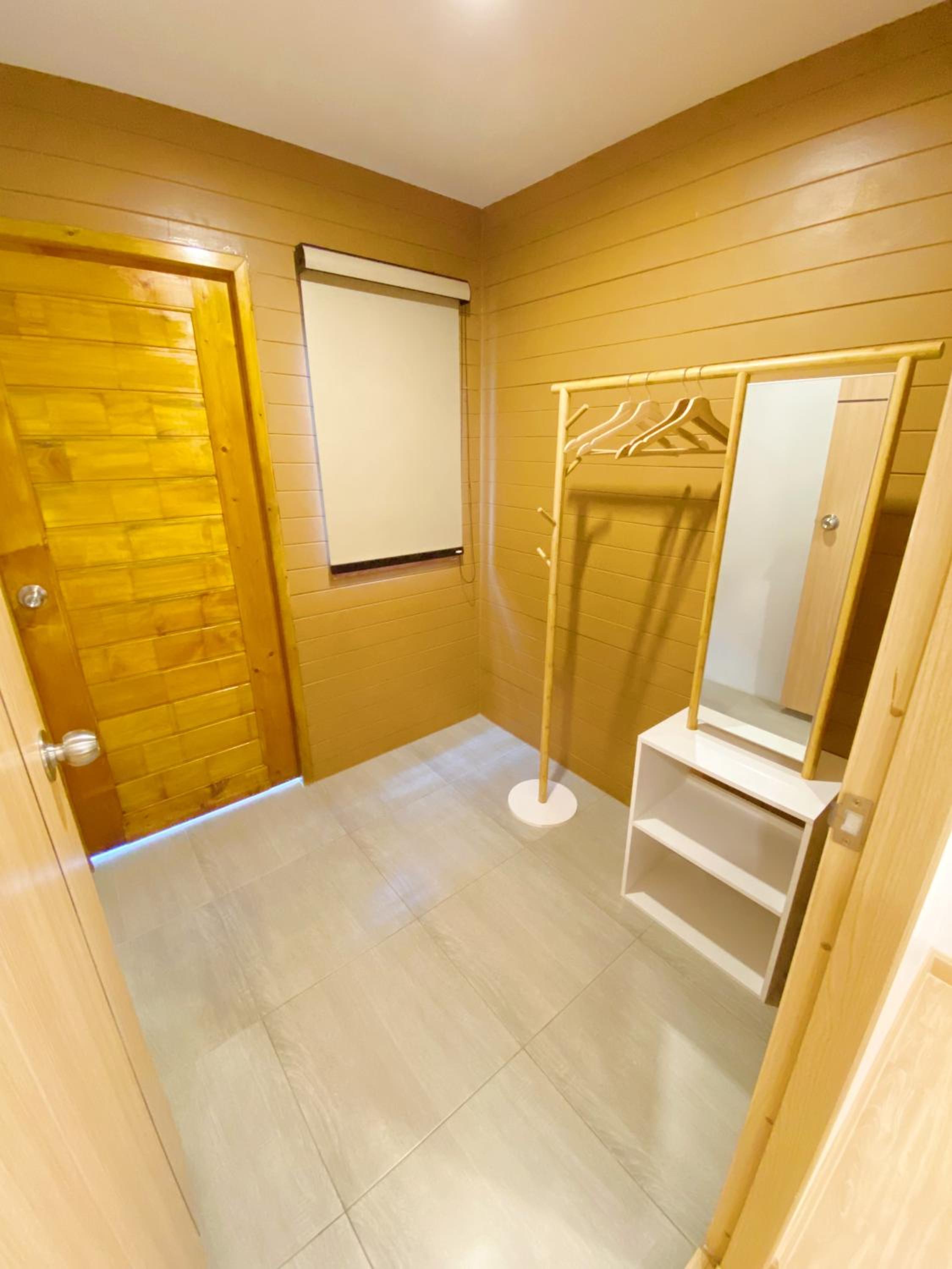 Standard King Room - Photo 7