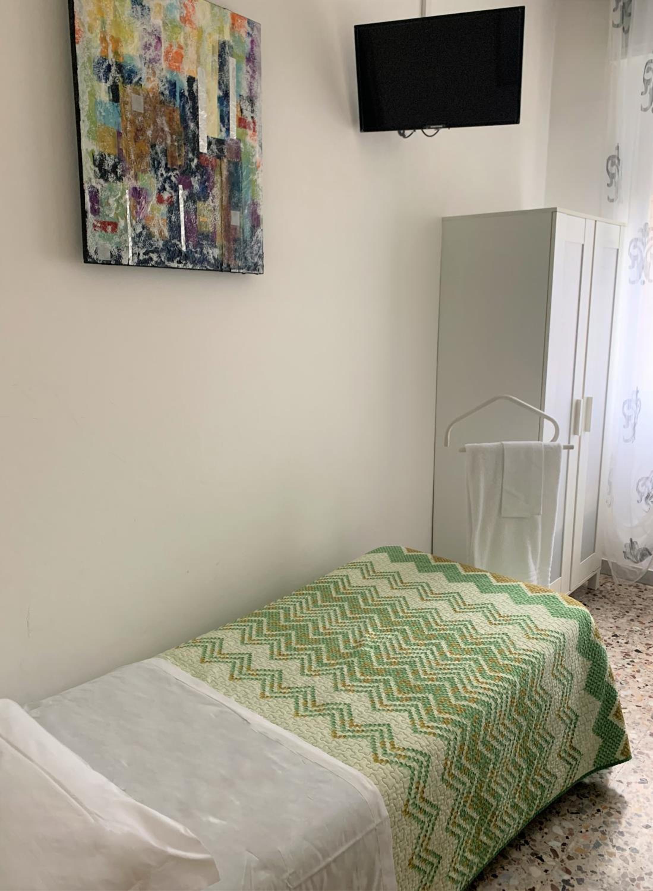 Single Room with Shared Bathroom