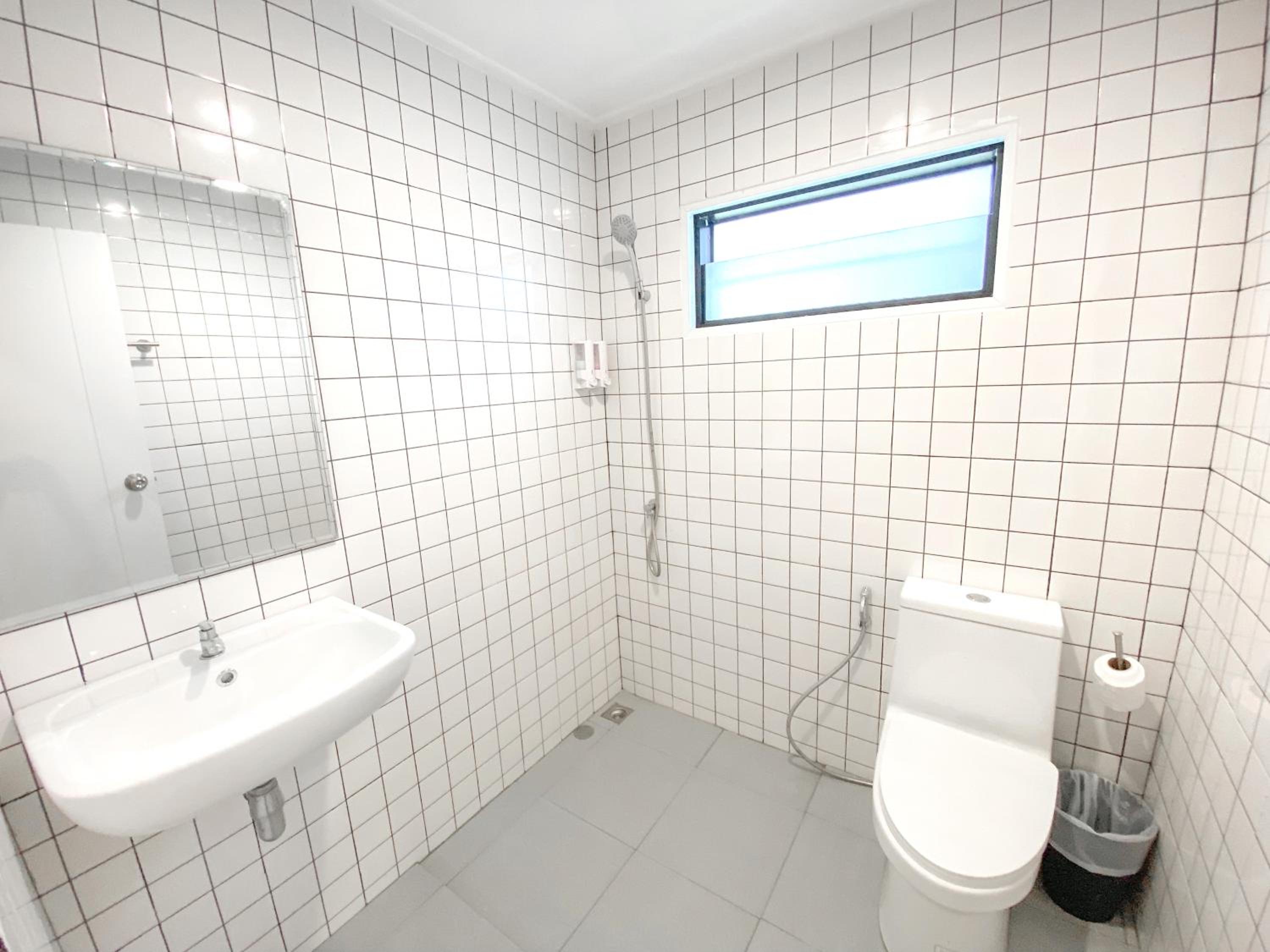Standard King Room - Photo 6