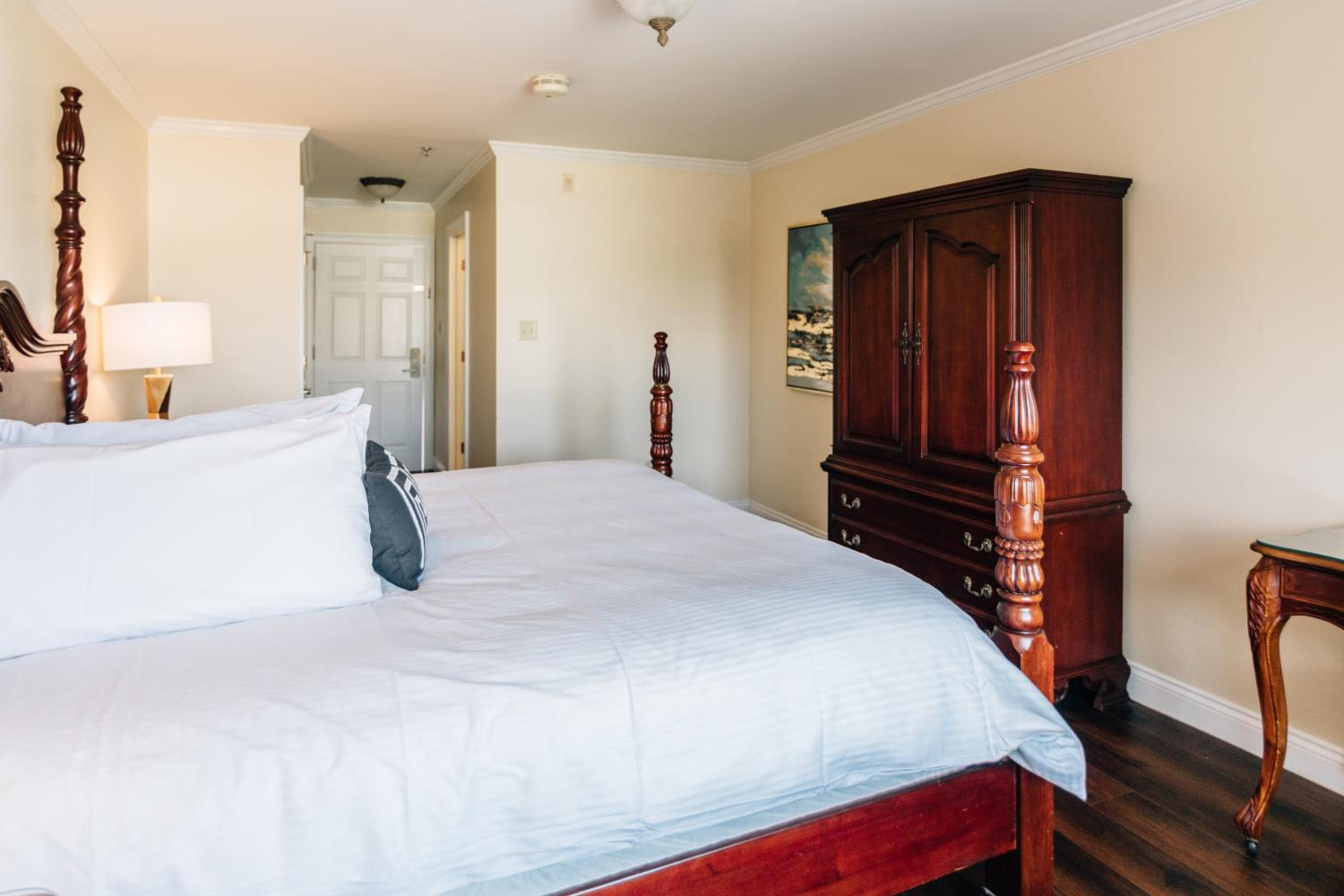 Standard King Room photo 3