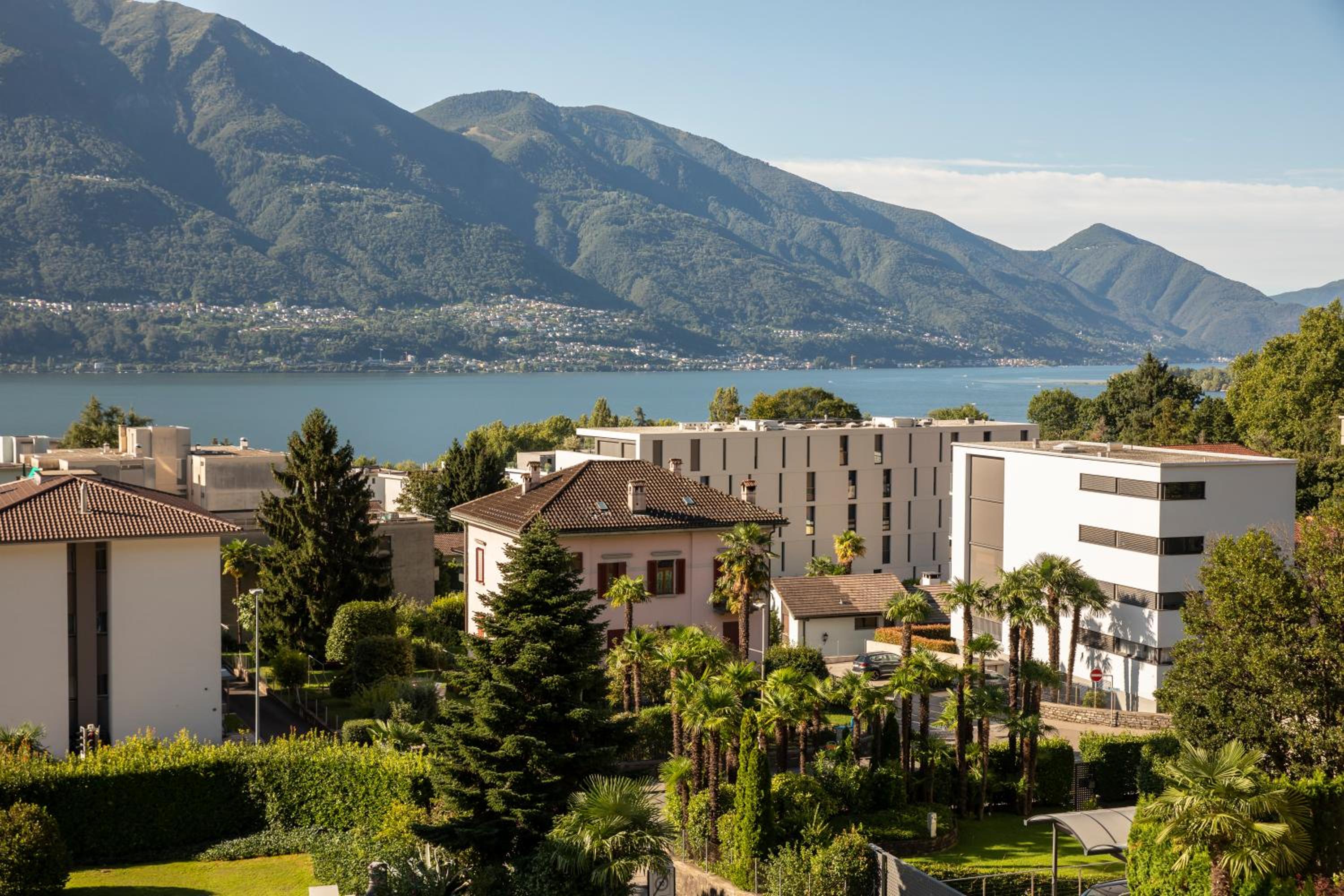 Double Room with Balcony and Lake View - Photo 4