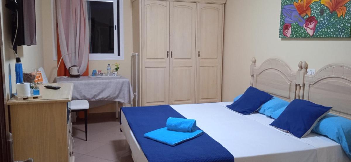 Double or Twin Room with Shared Bathroom- Interior View photo 3