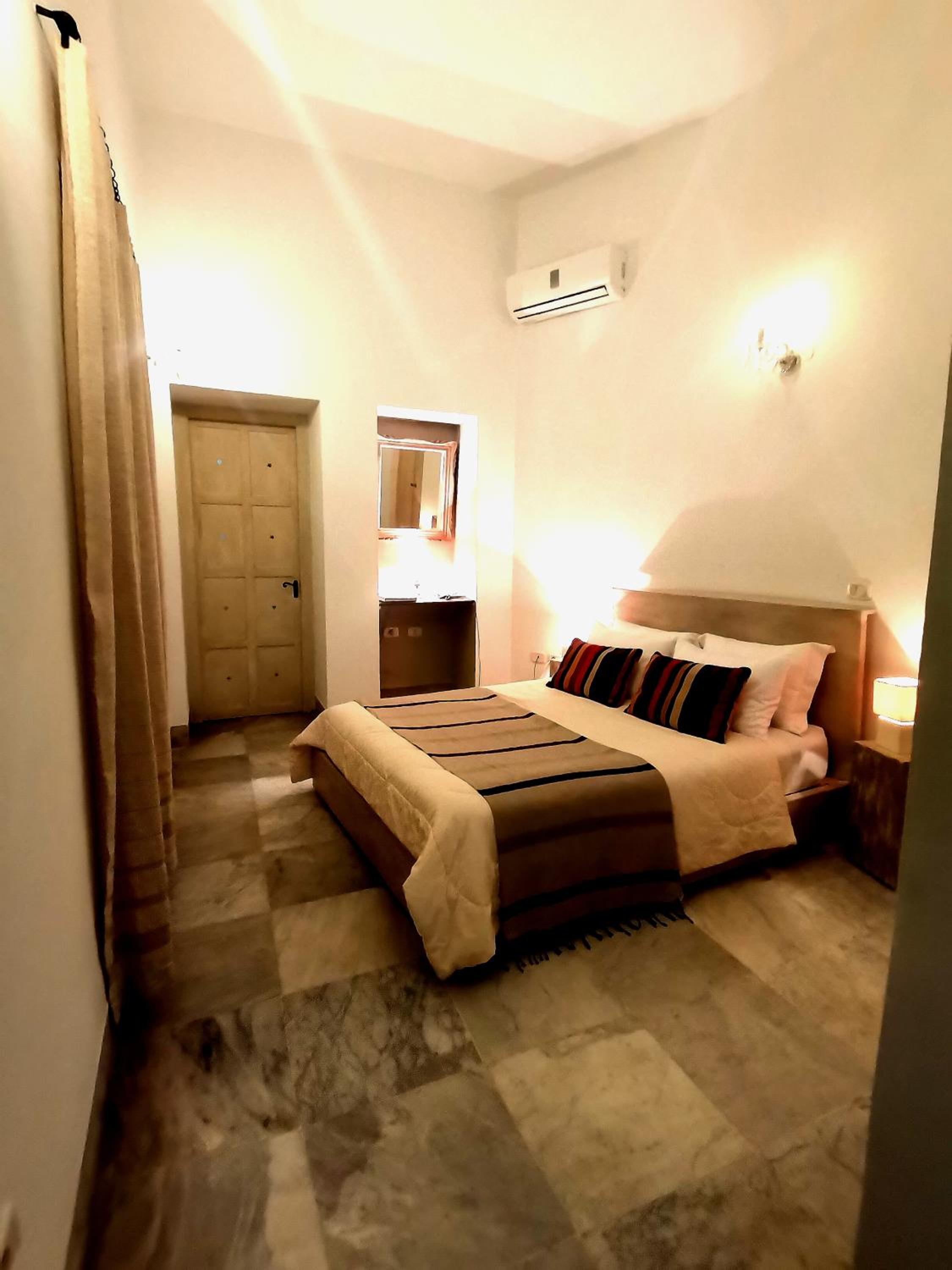 Deluxe Room - Photo 20