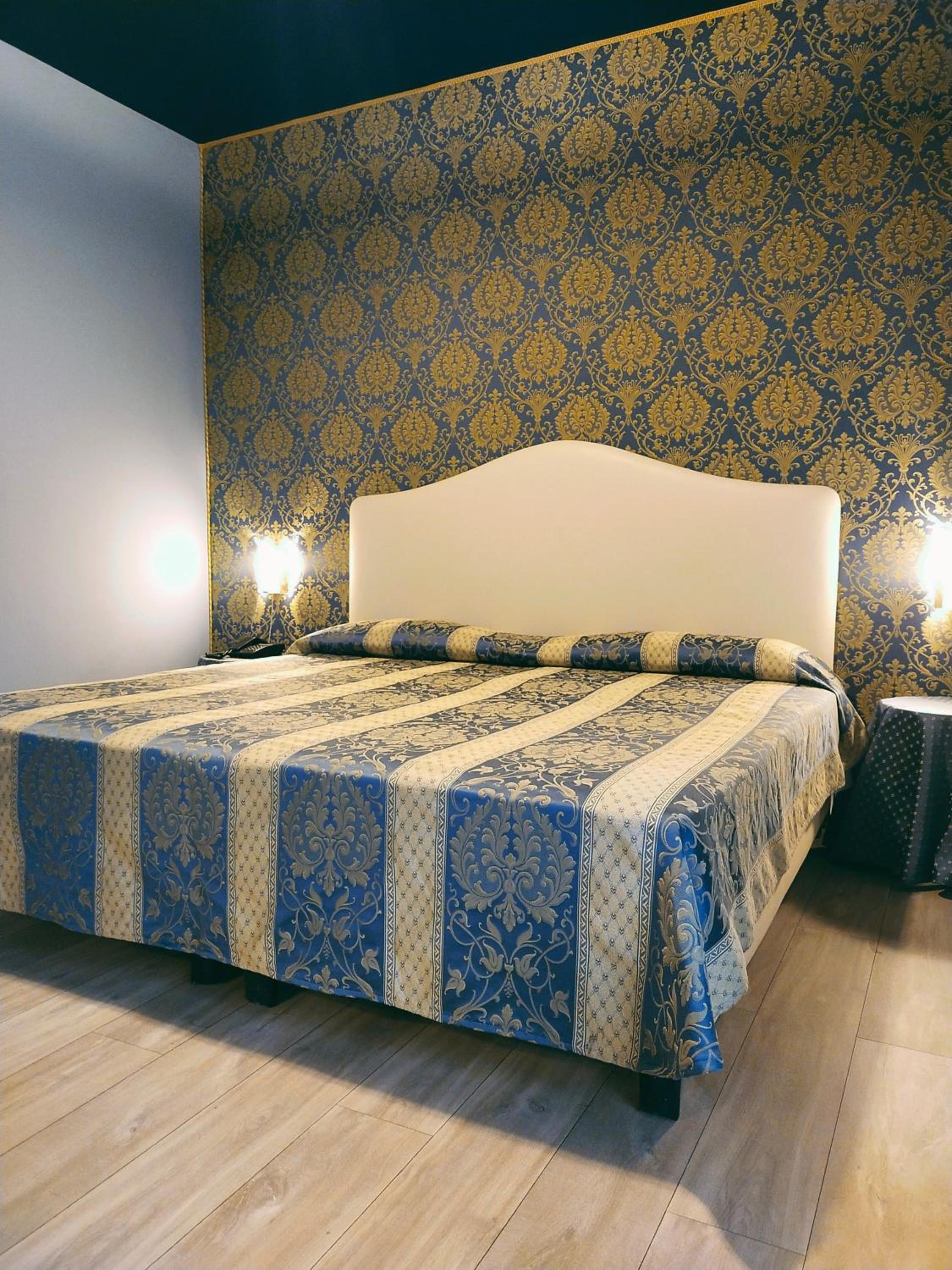 Deluxe Double or Twin Room with Balcony - Photo 1