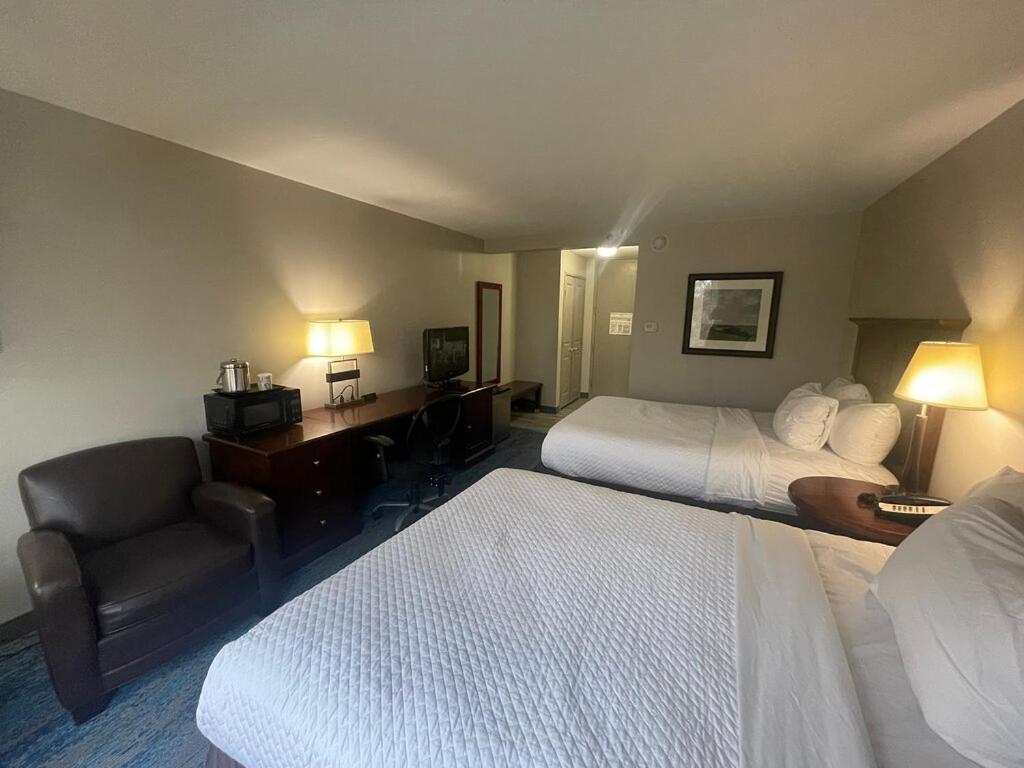 Queen Room with Two Queen Beds - Non-Smoking photo 3