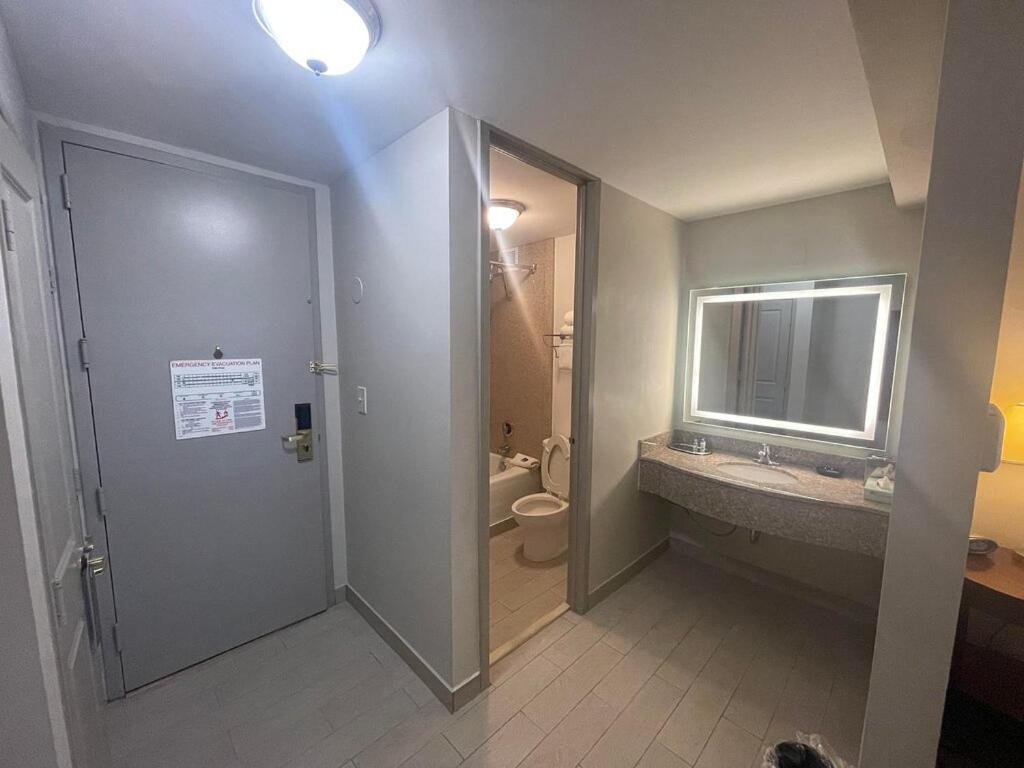 King Room - Non-Smoking photo 2
