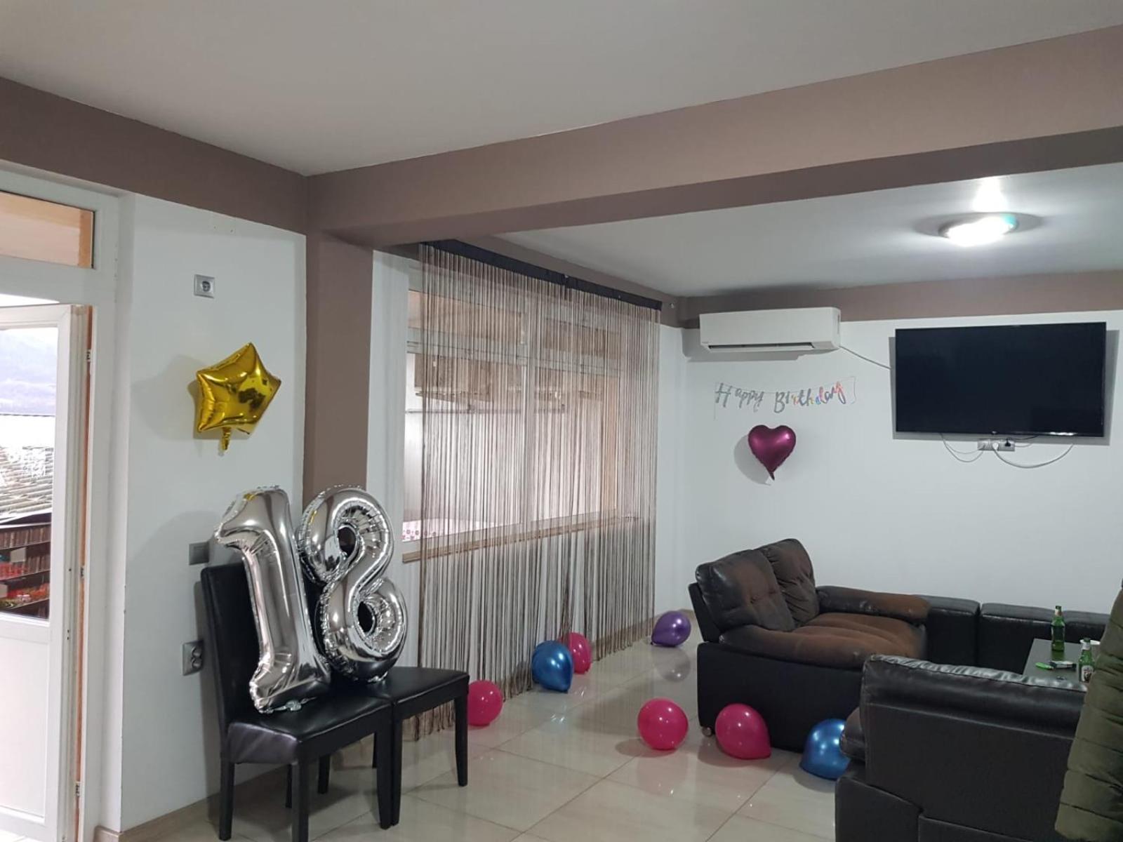 Six-Bedroom House - Photo 27