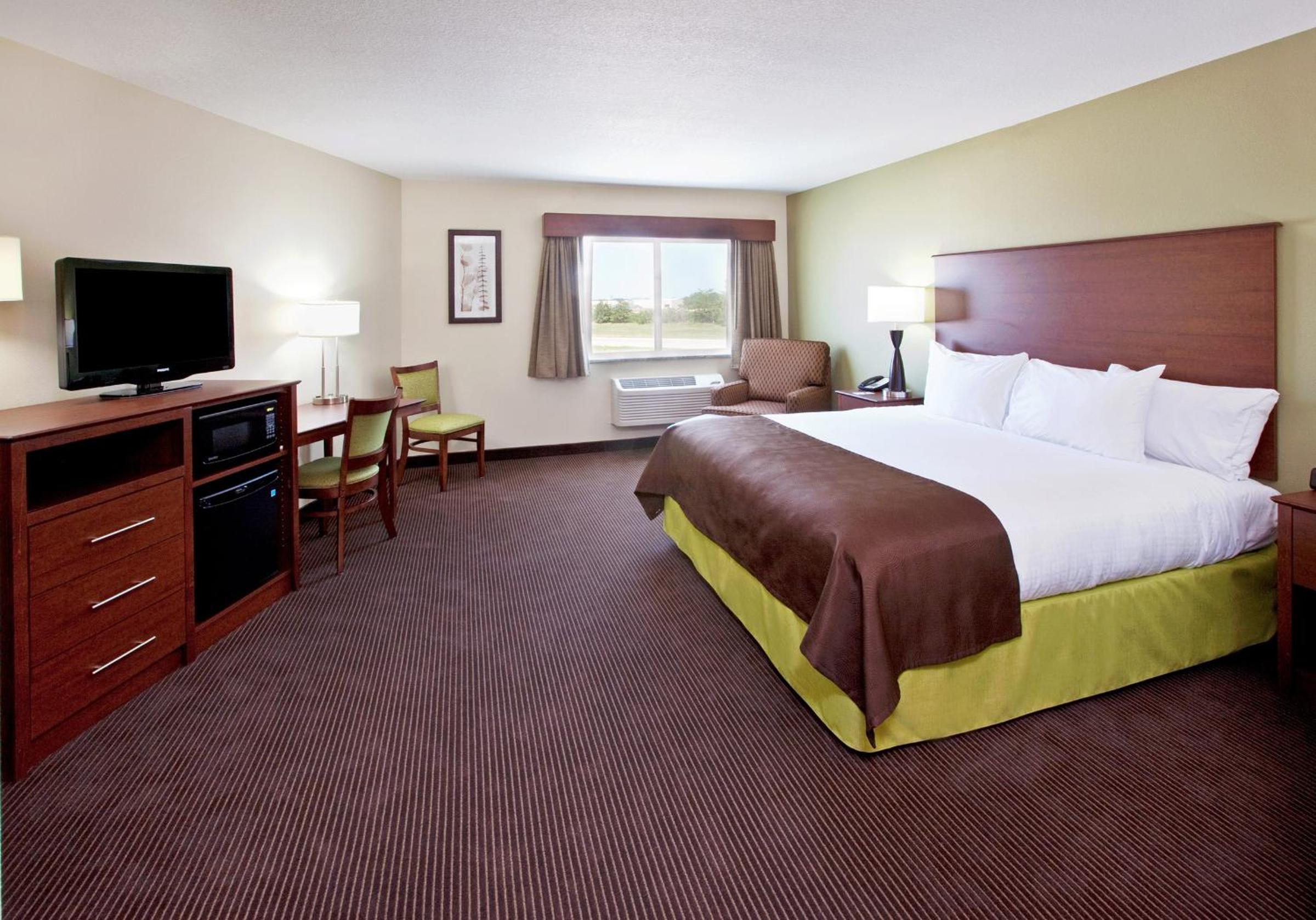 One-Bedroom Deluxe King Suite - Non-Smoking photo 1