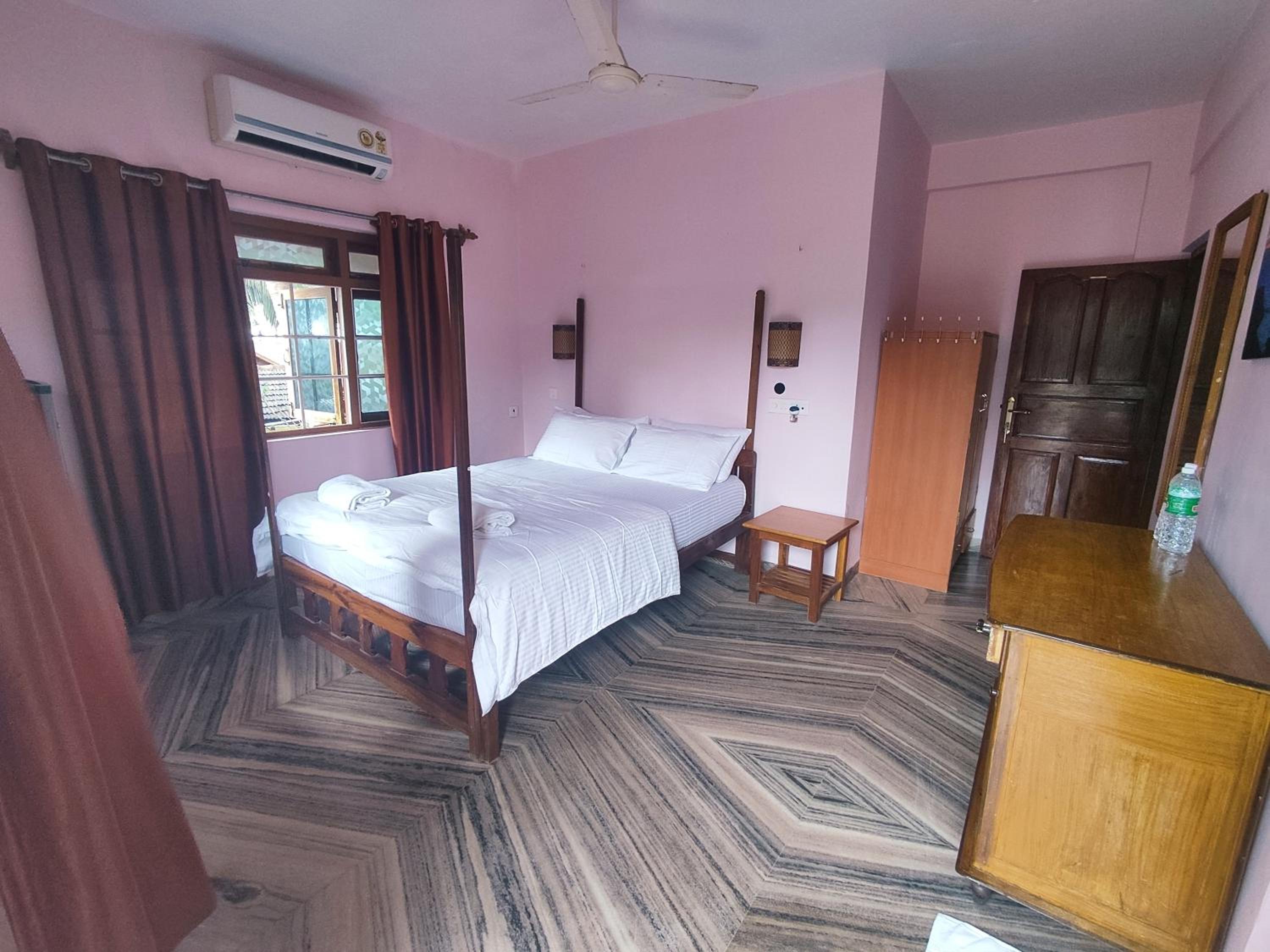 King Room with Balcony - Photo 4