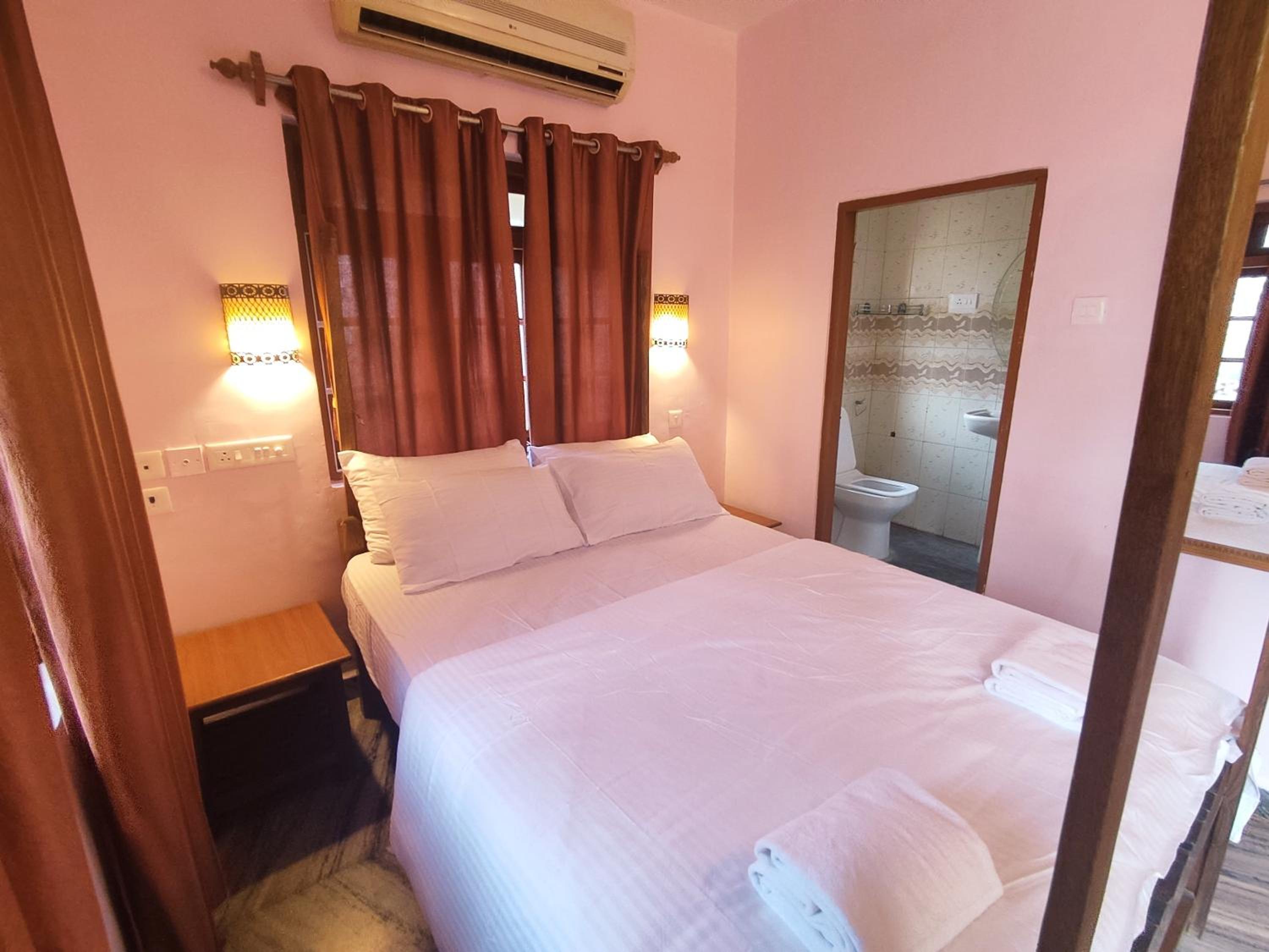 Deluxe Double Room with Balcony - Photo 3