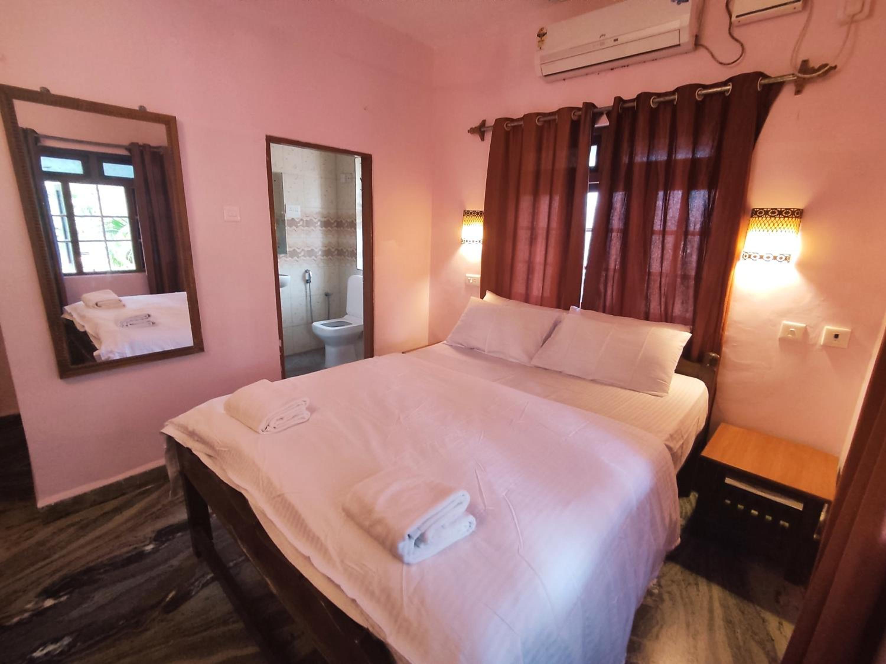 Deluxe Double Room with Shower - Photo 5