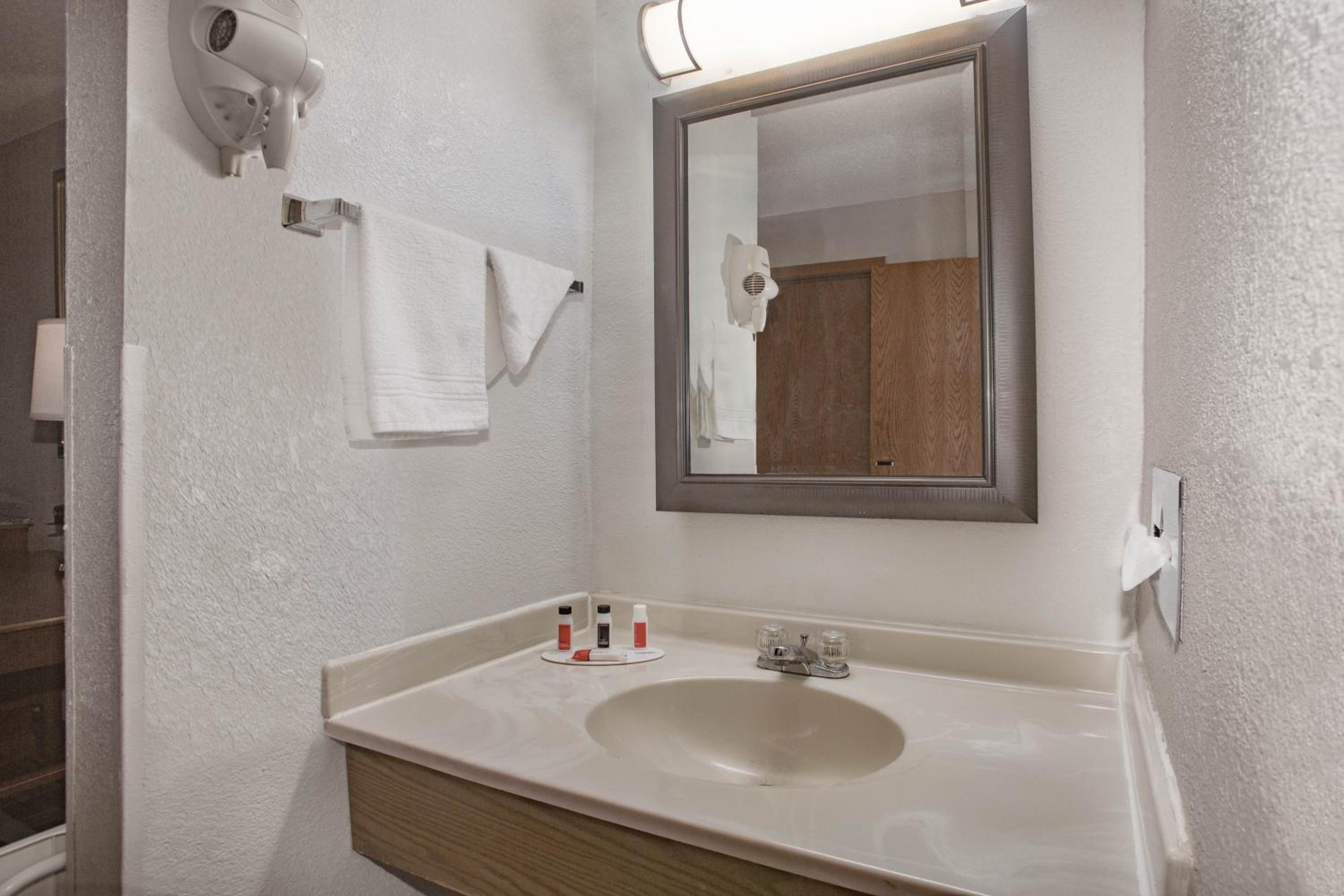 King Room - Non-Smoking - Photo 4