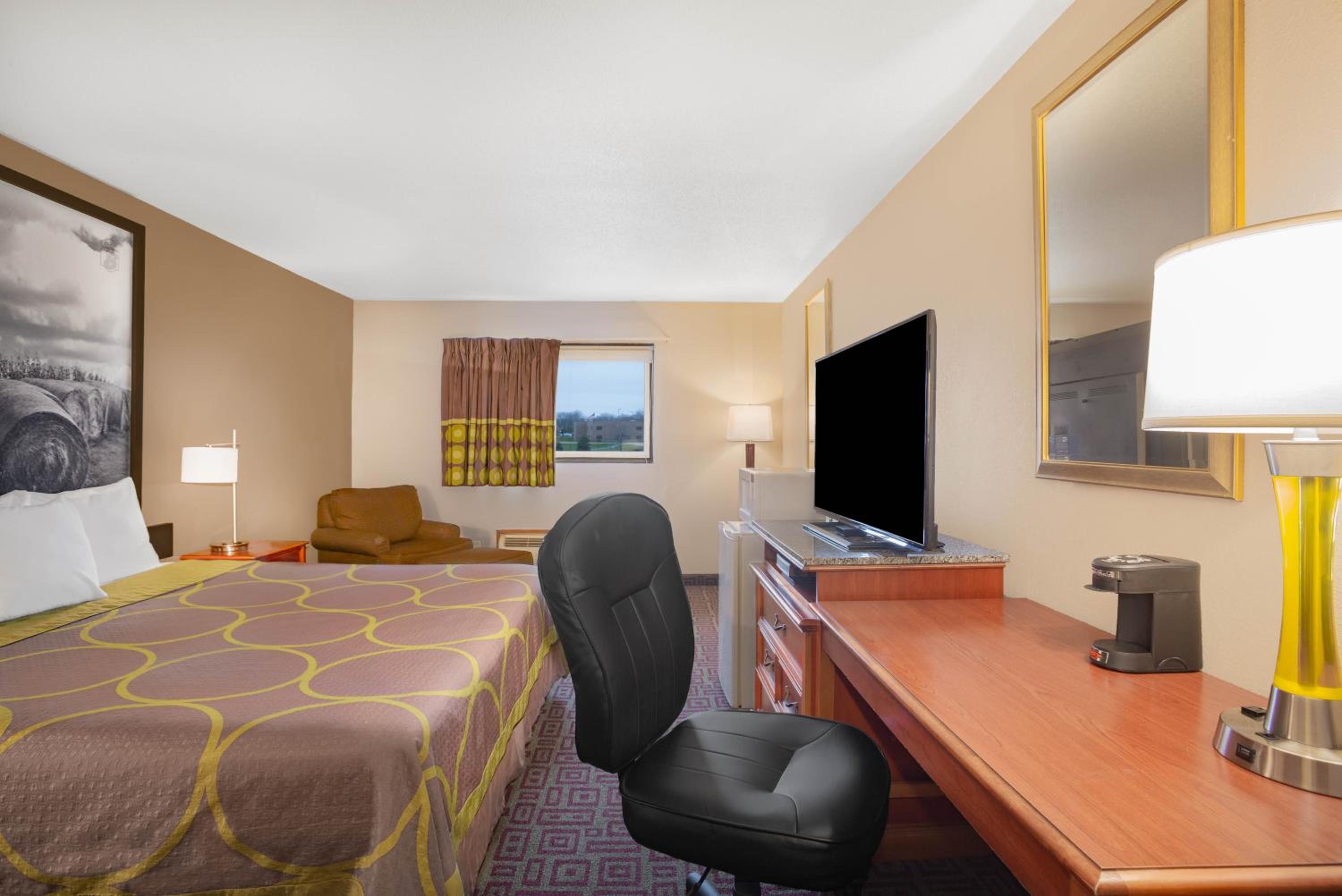 King Room - Non-Smoking - Photo 2