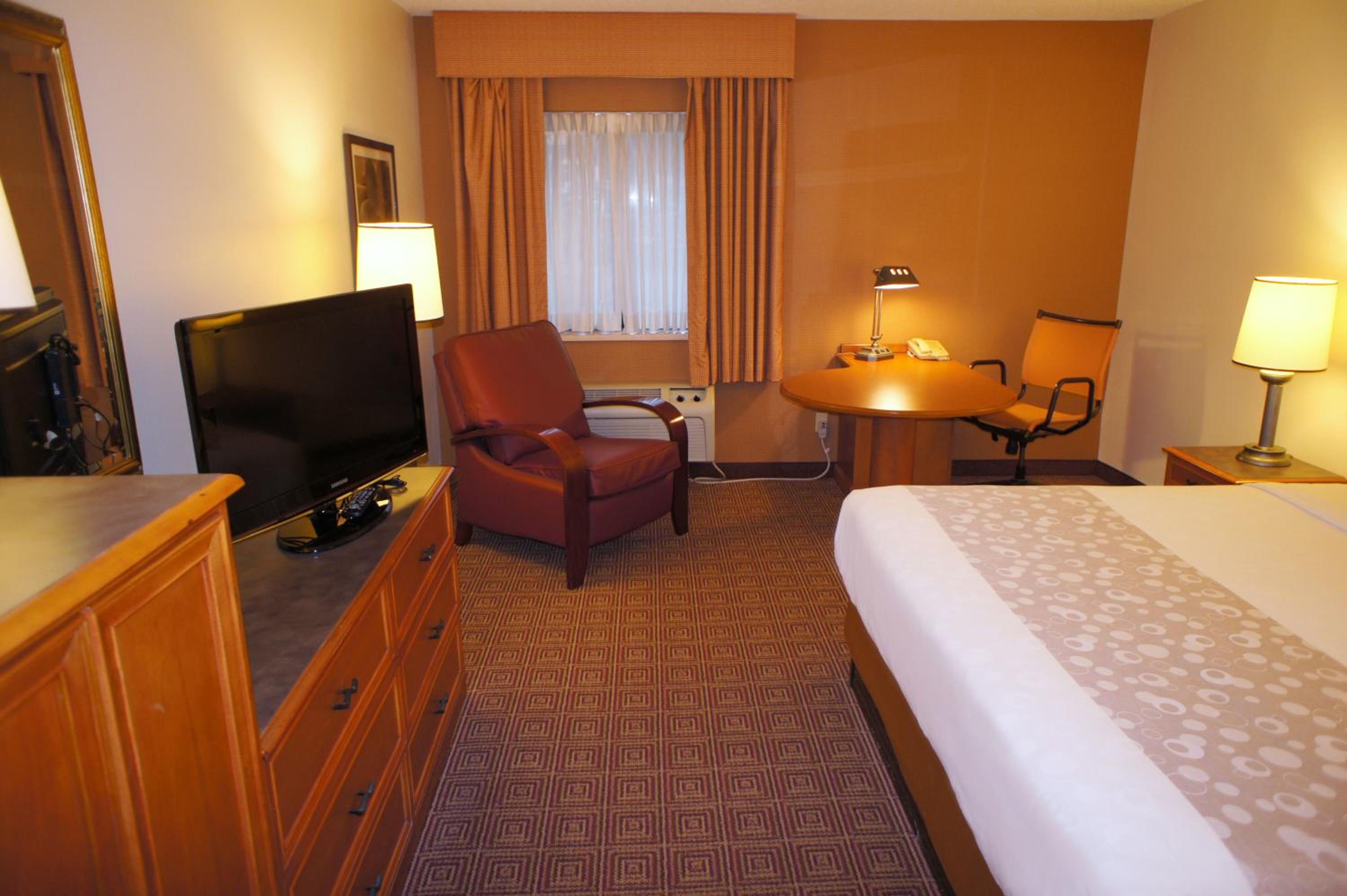 King Room - Non-Smoking - Photo 1