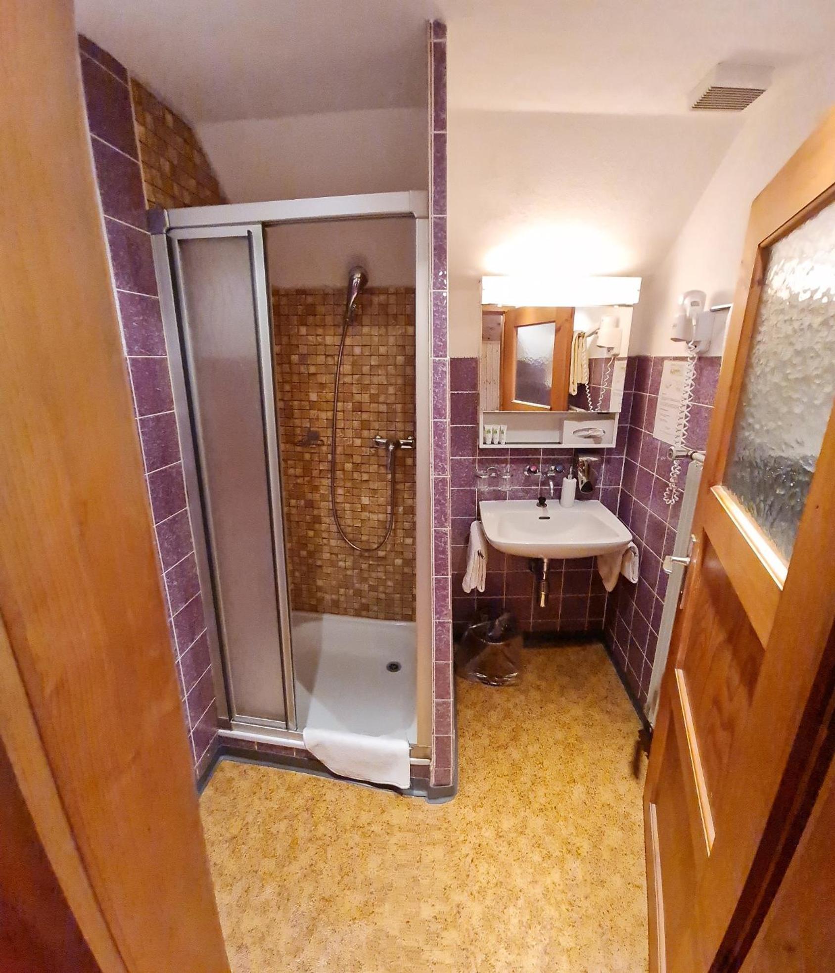Economy Triple Room photo 2