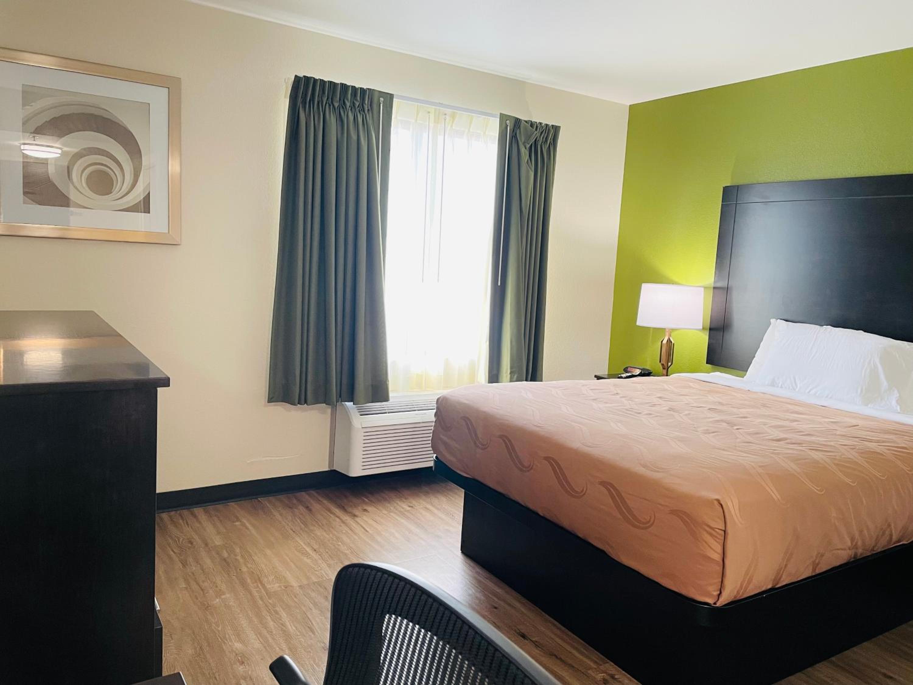 Queen Room with Two Queen Beds - Non-Smoking - Photo 4