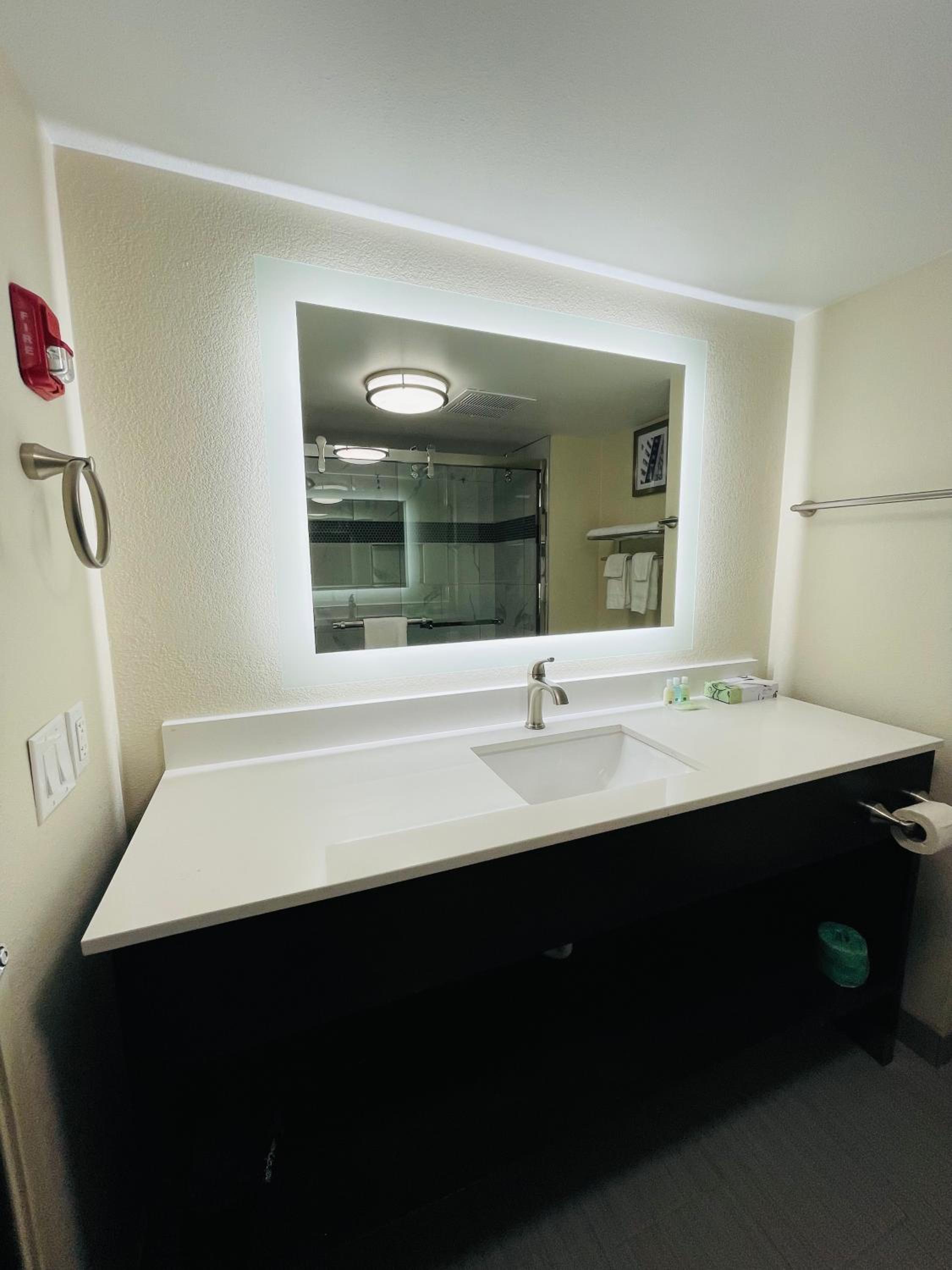 Queen Room - Accessible/Nonsmoking - Photo 6