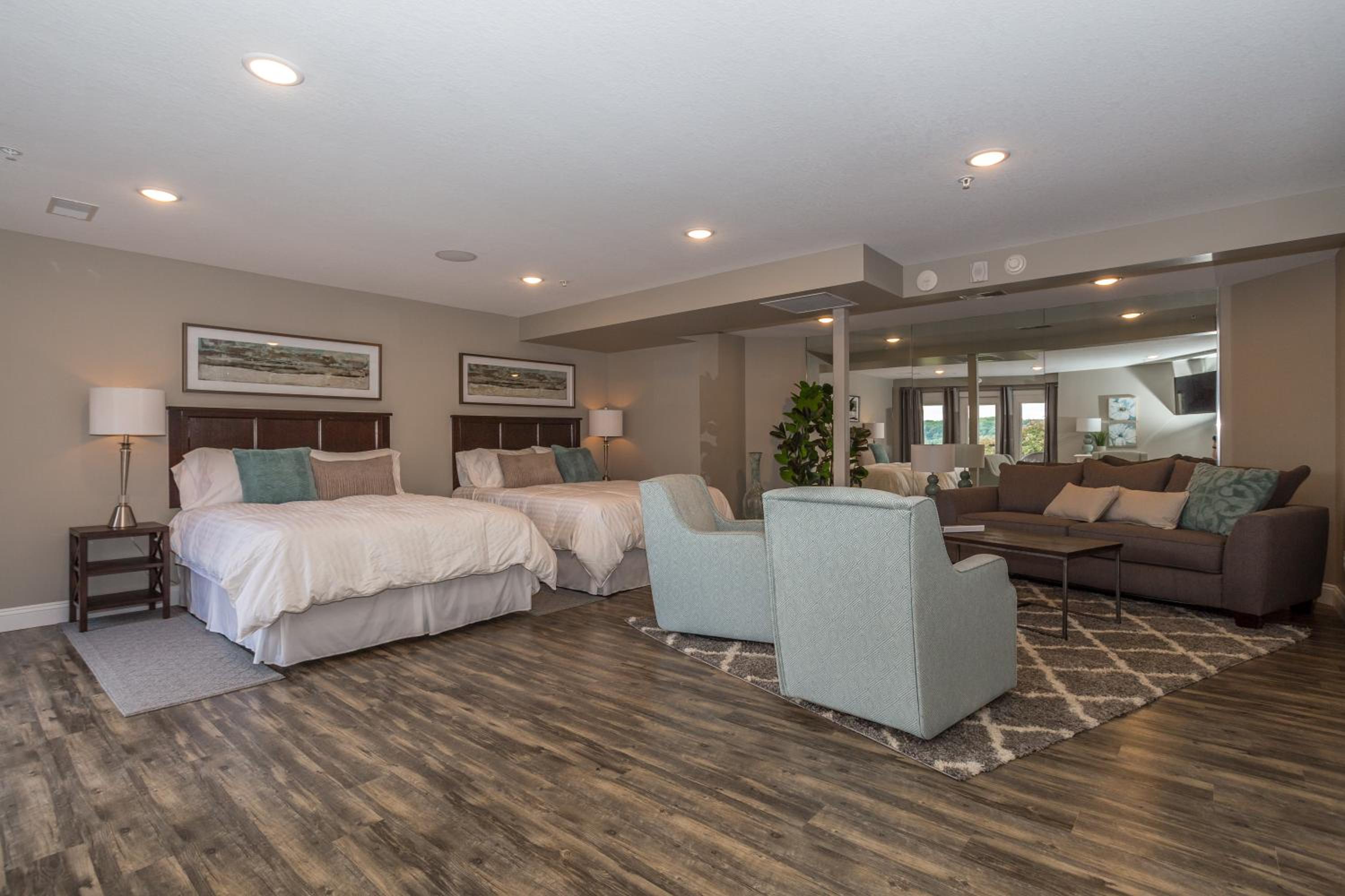 Deluxe Queen Suite