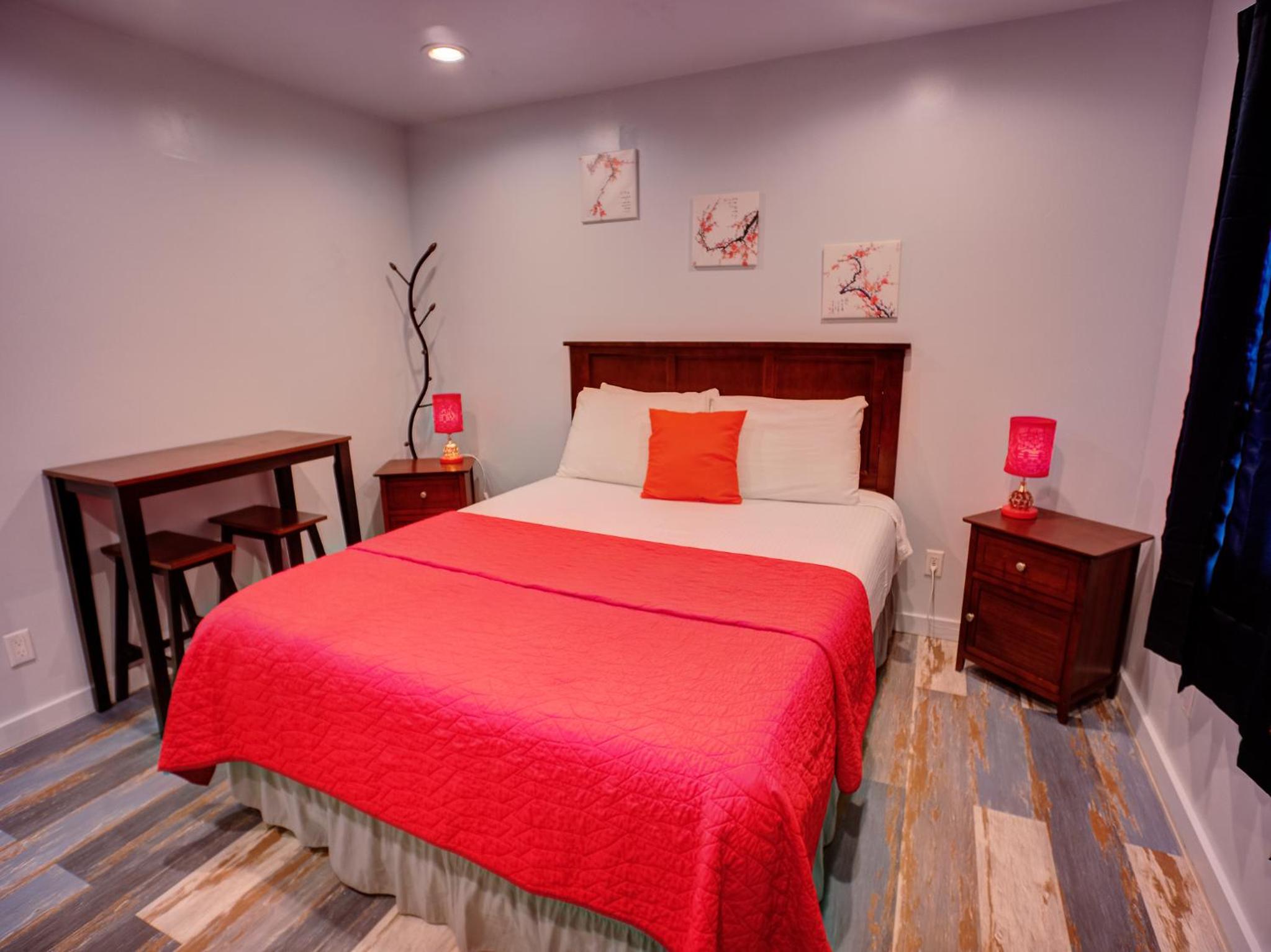 Queen Room photo 2