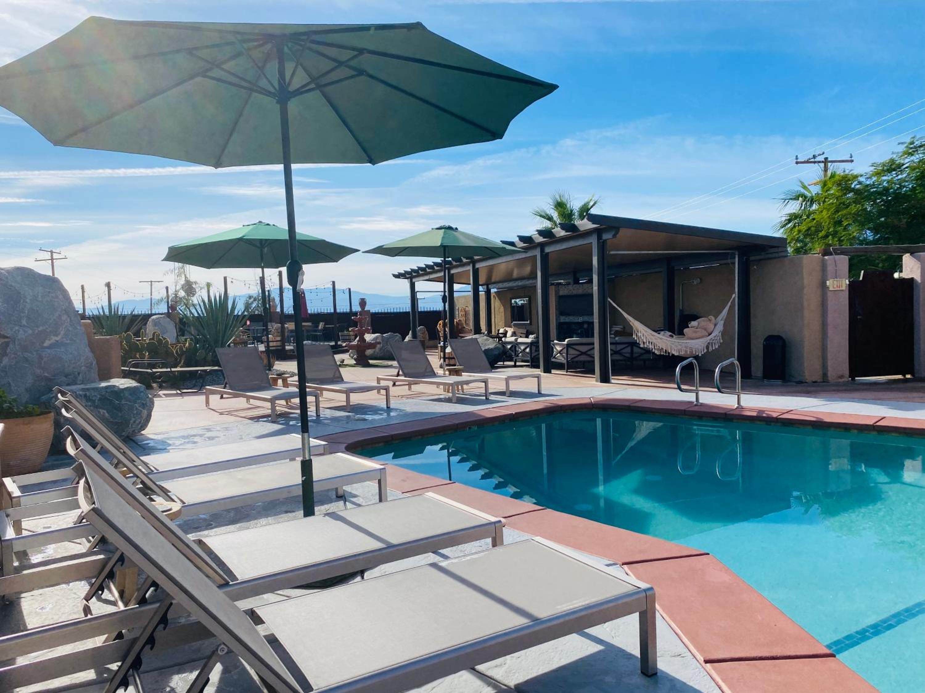 Queen Room with Pool View - Photo 8