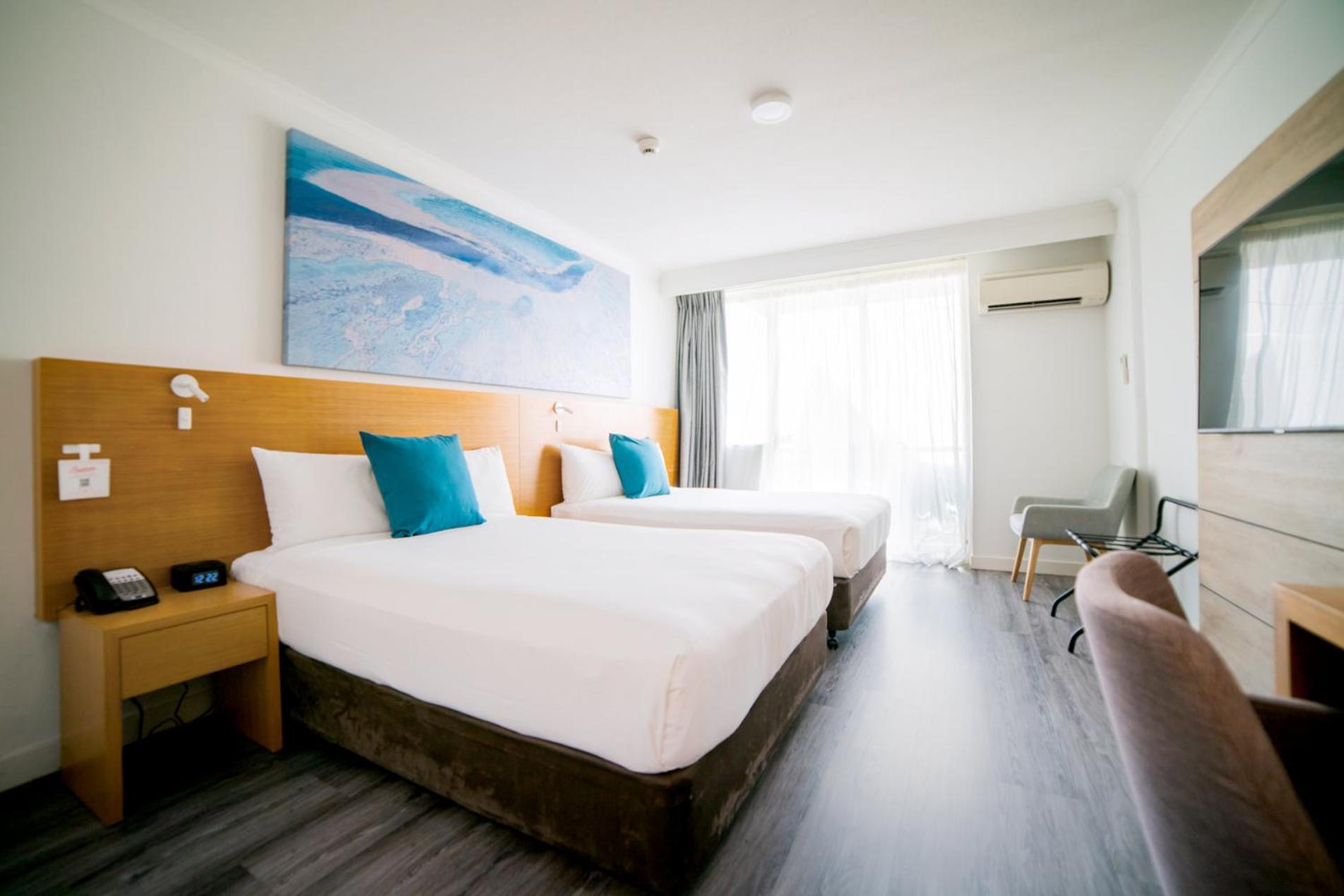 Standard Room with Two Double Beds and Pool View thumbnail 6