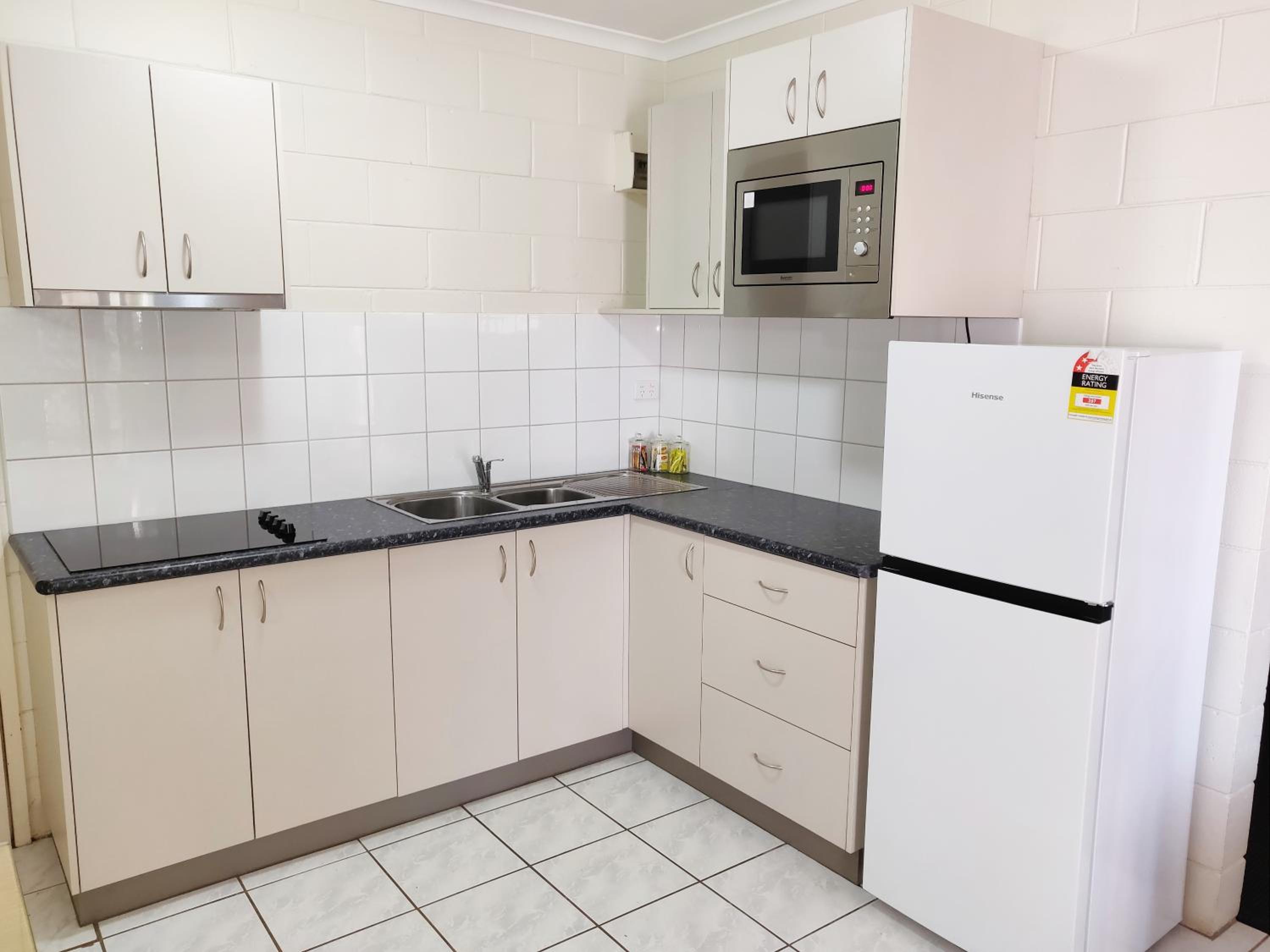 (Pet Friendly) One-Bedroom Apartment with King Bed photo 3