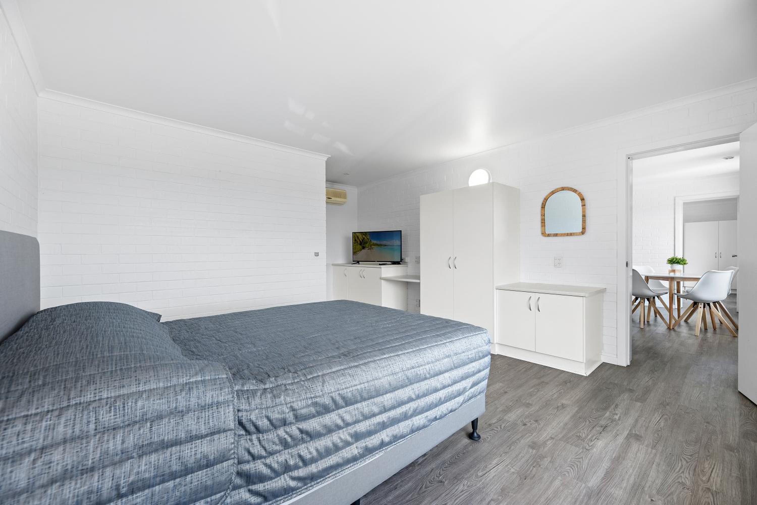Top Balcony One-Bedroom Apartment photo 2