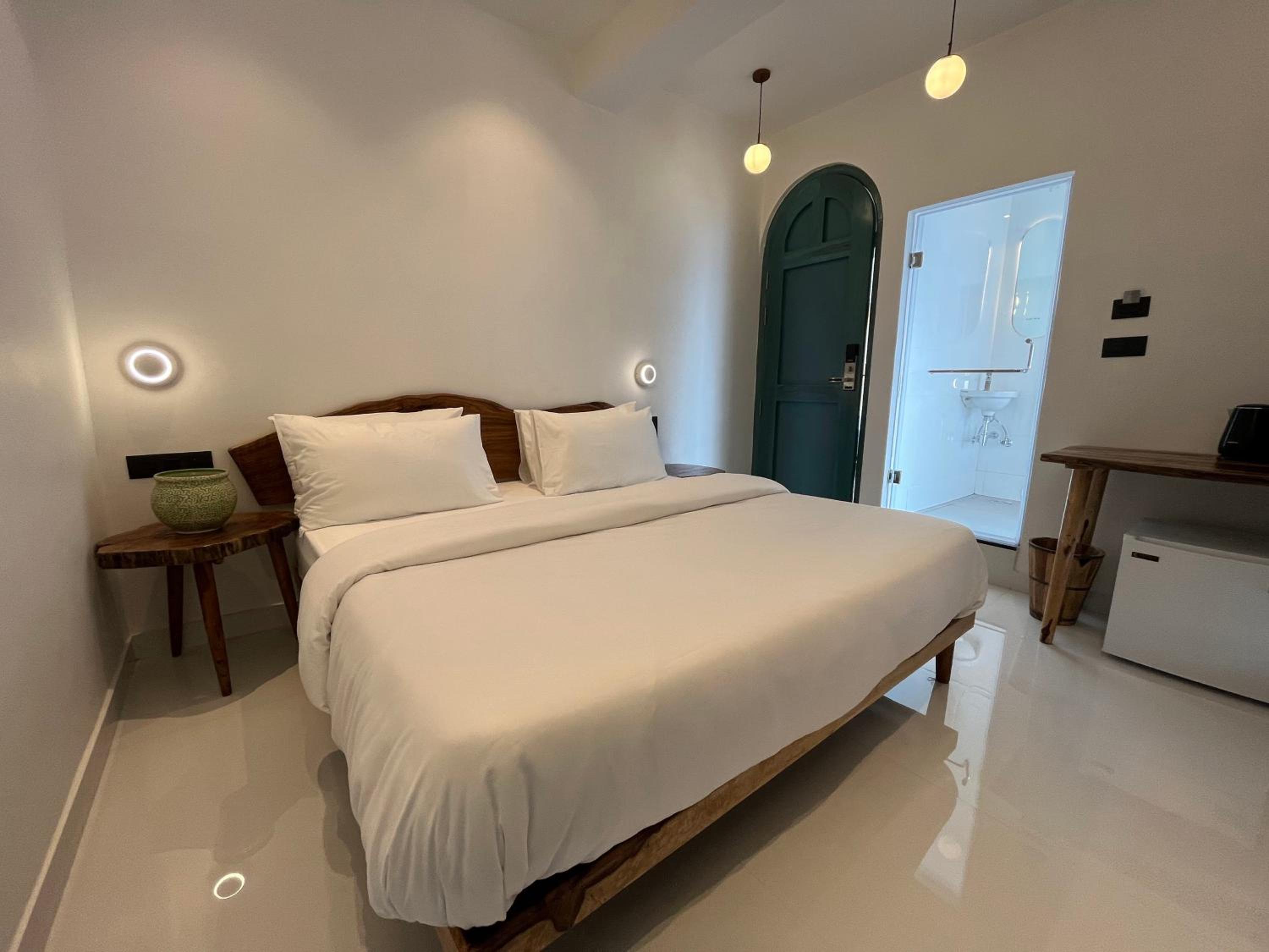Deluxe Double Room with Lake View - Photo 5