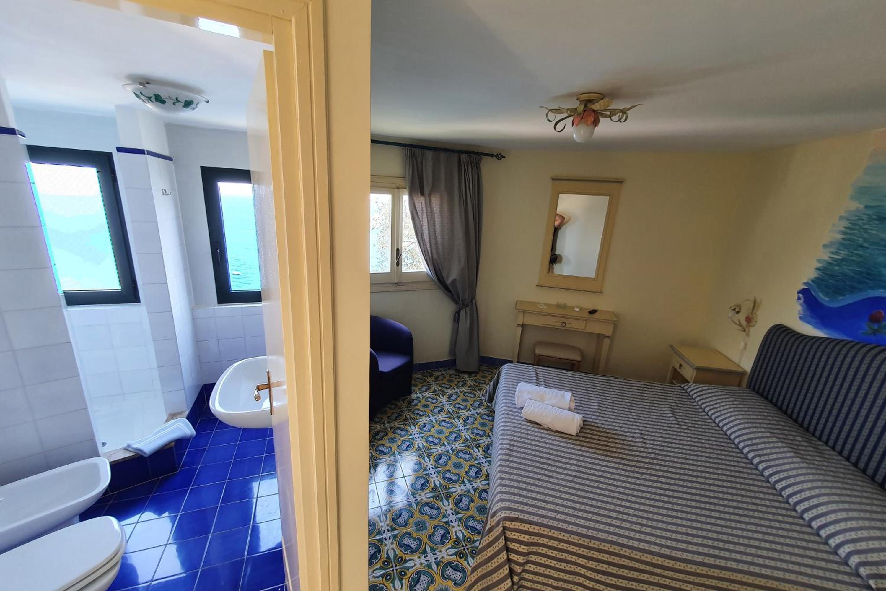 Double Room with Sea View - Photo 4