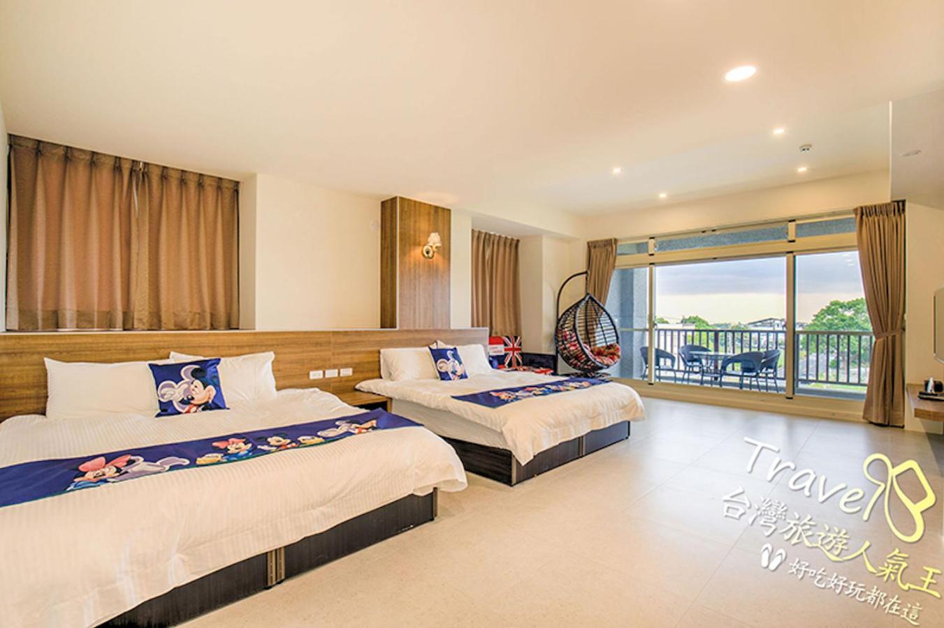 Eight-Bedroom House photo 3