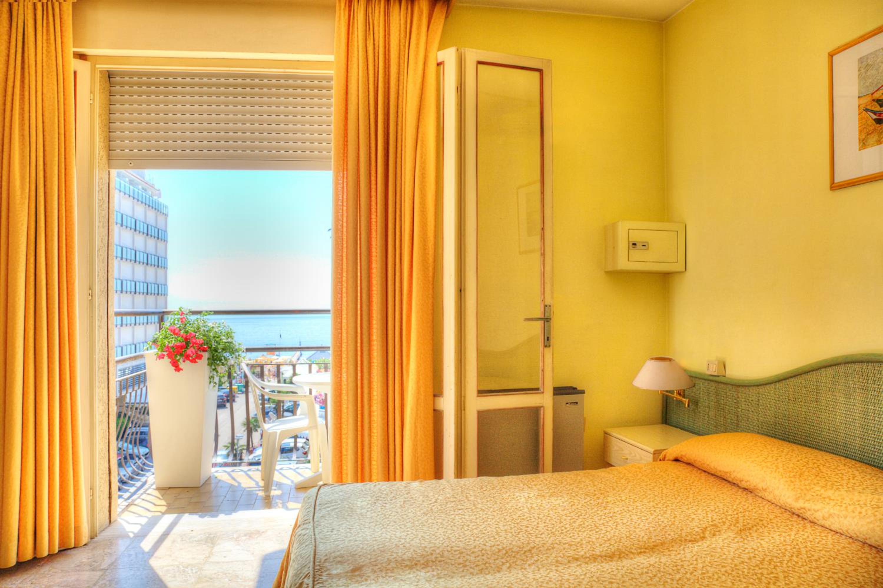 Double or Twin Room with Balcony and Sea View - Photo 1
