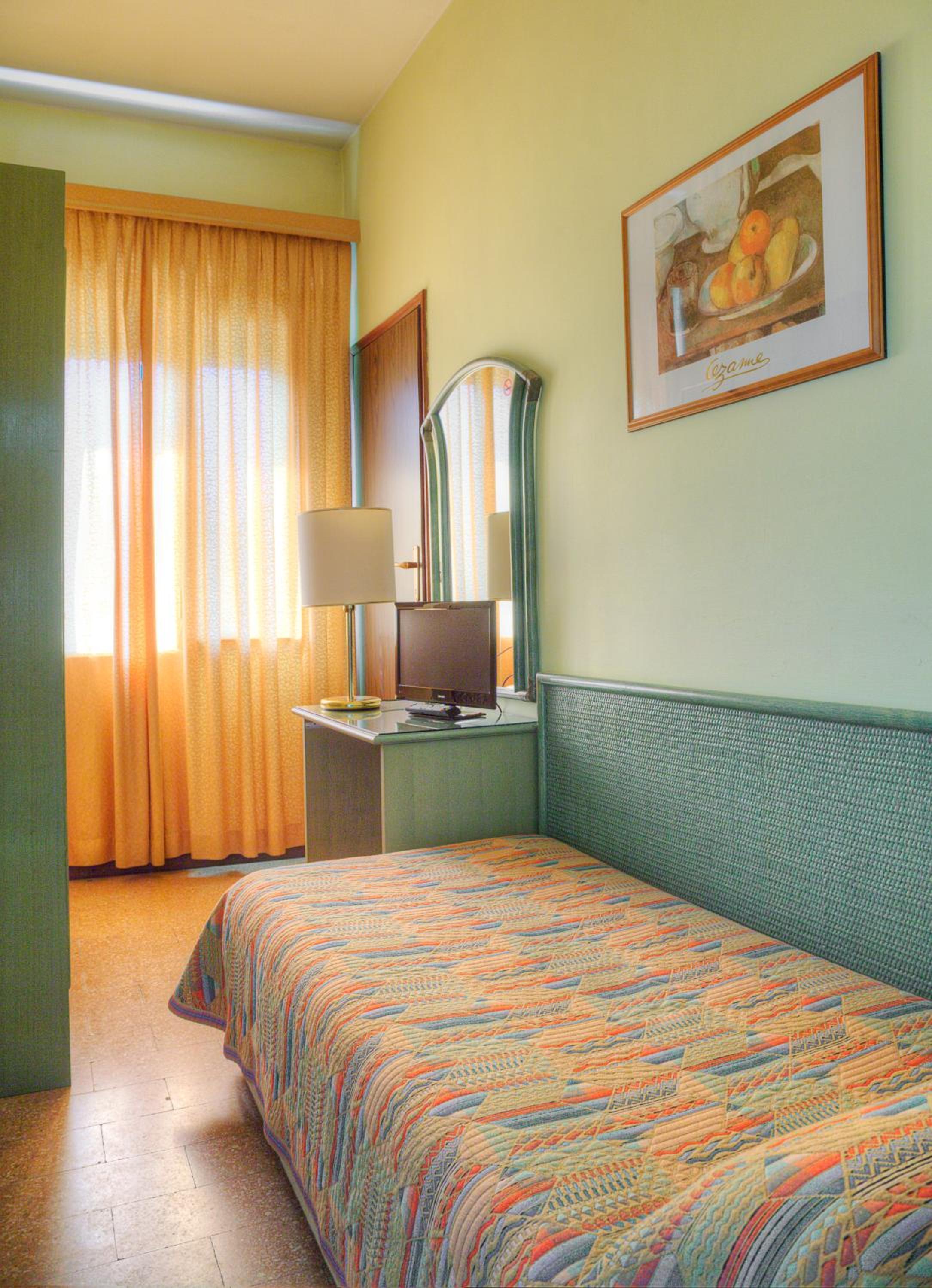 Quadruple Room with Balcony - Photo 2