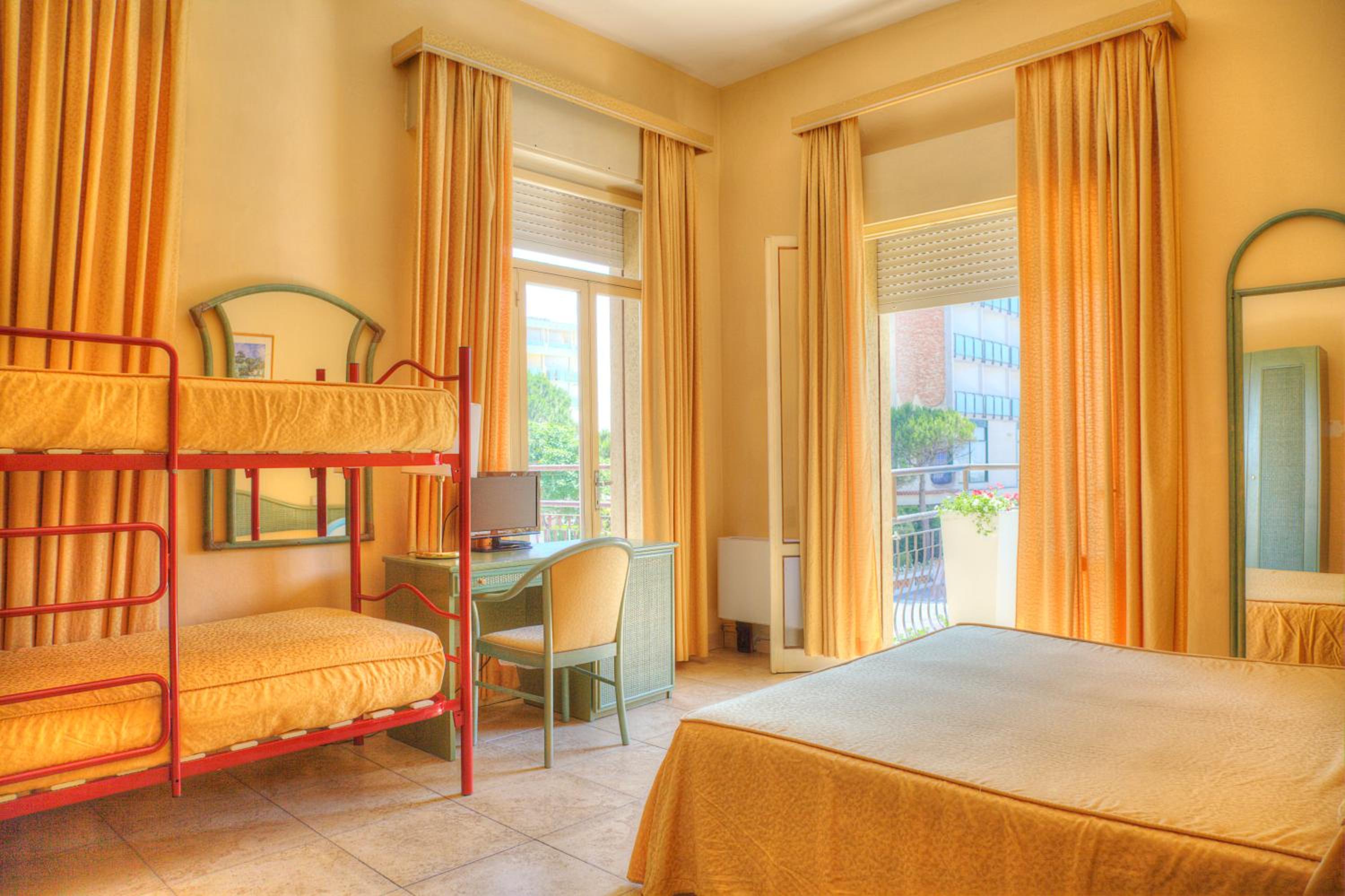 Quadruple Room with Balcony - Photo 4