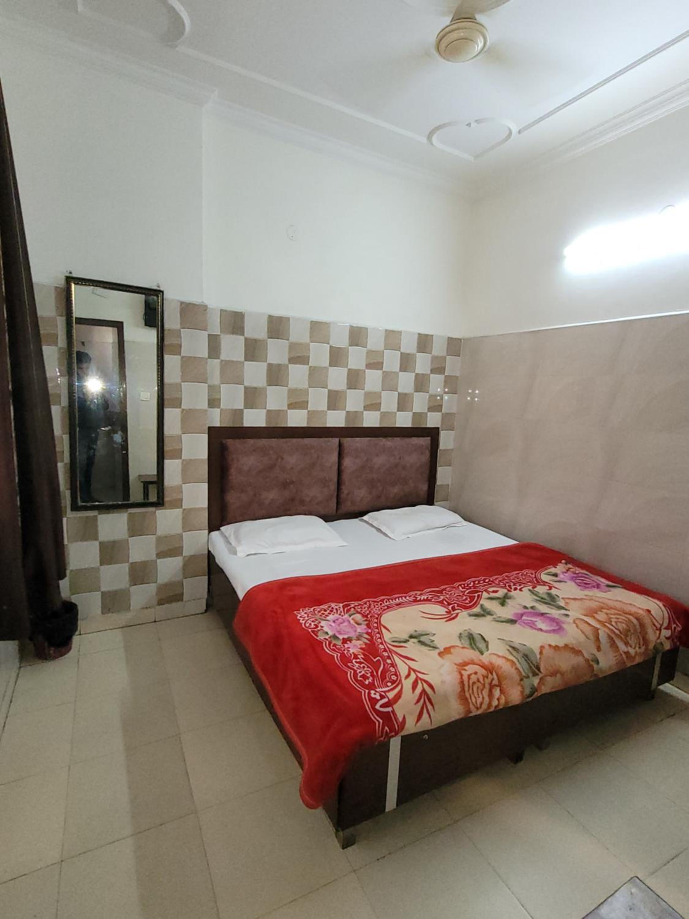 Double Bed NON AC - Photo 11