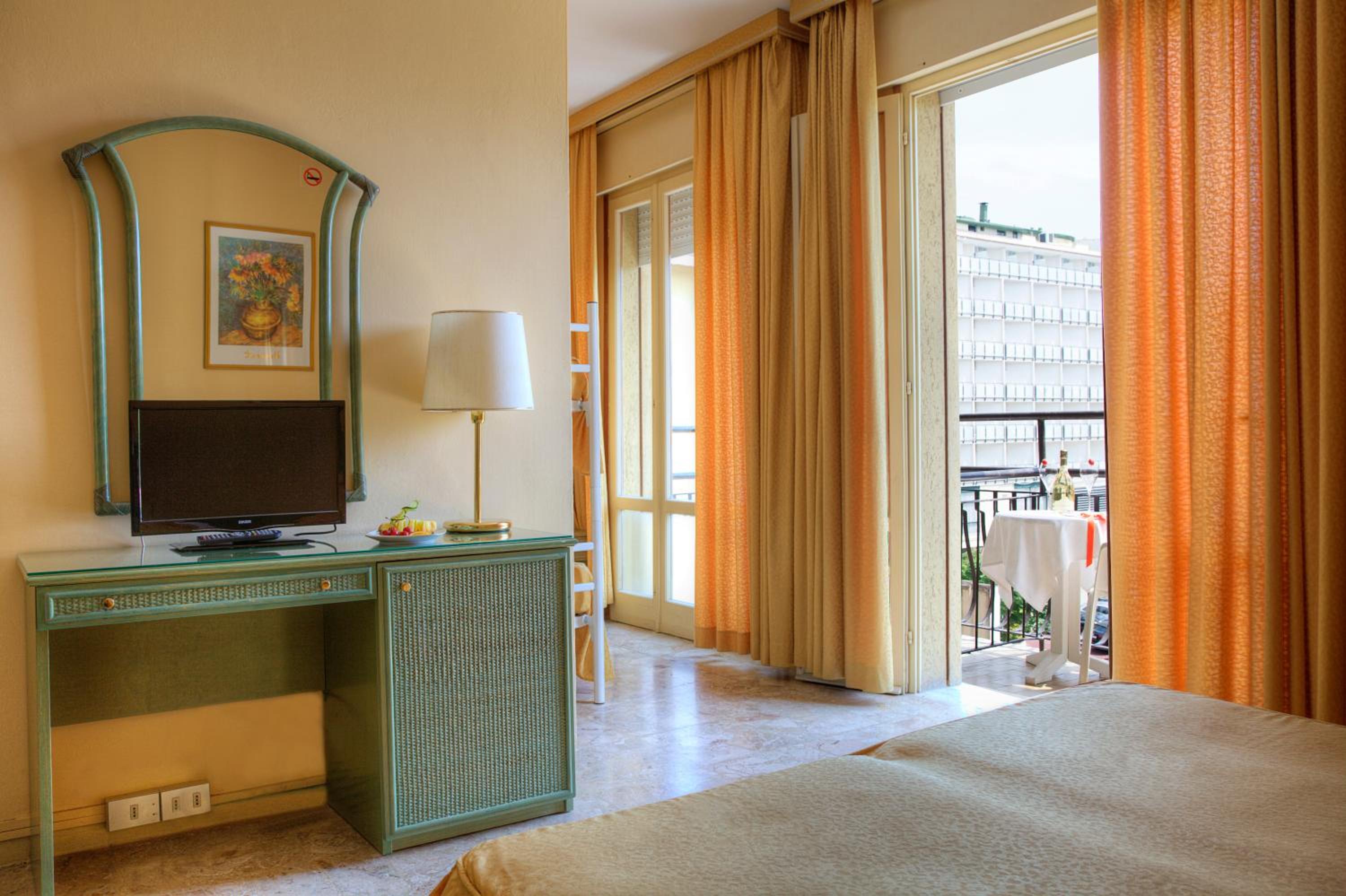 Quadruple Room with Balcony - Photo 5