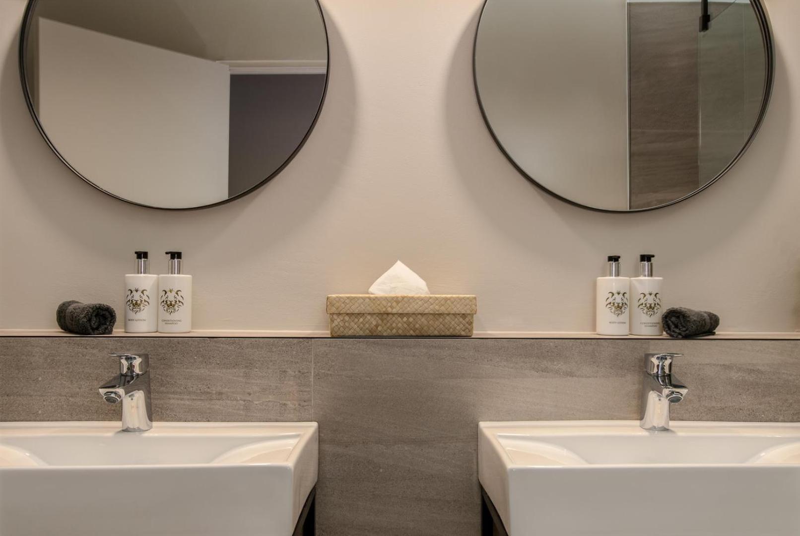 Luxury Suite with City View and Terrace thumbnail 5