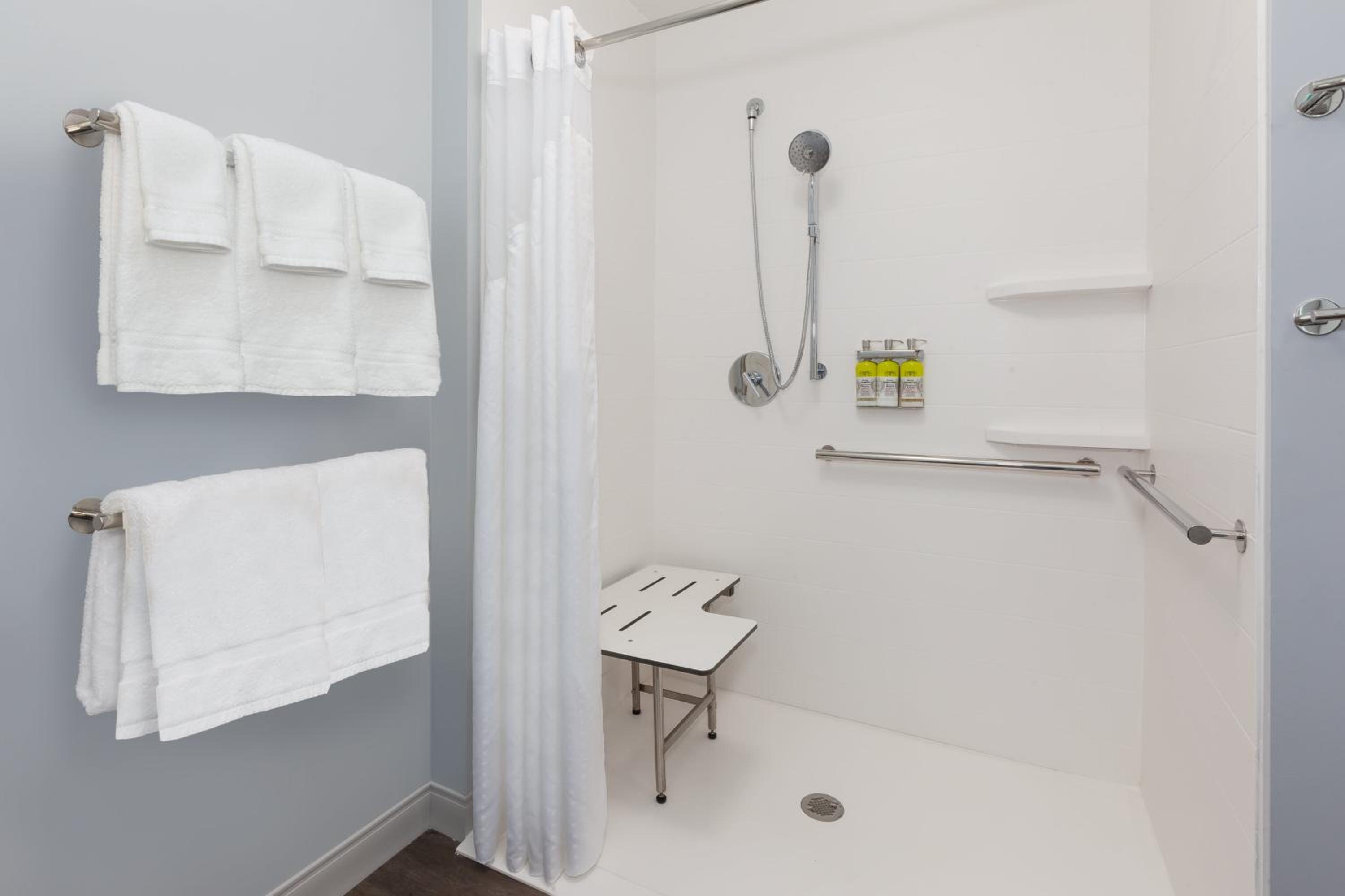 King Room - Mobility Access/Roll in Shower - Non-Smoking - Photo 3