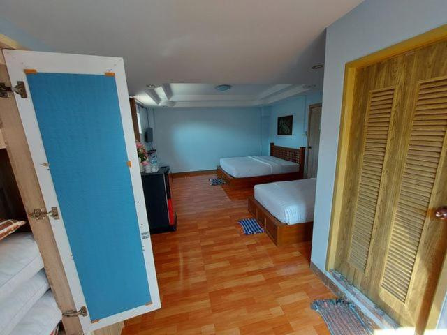 Family Room with Private Bathroom - Photo 6