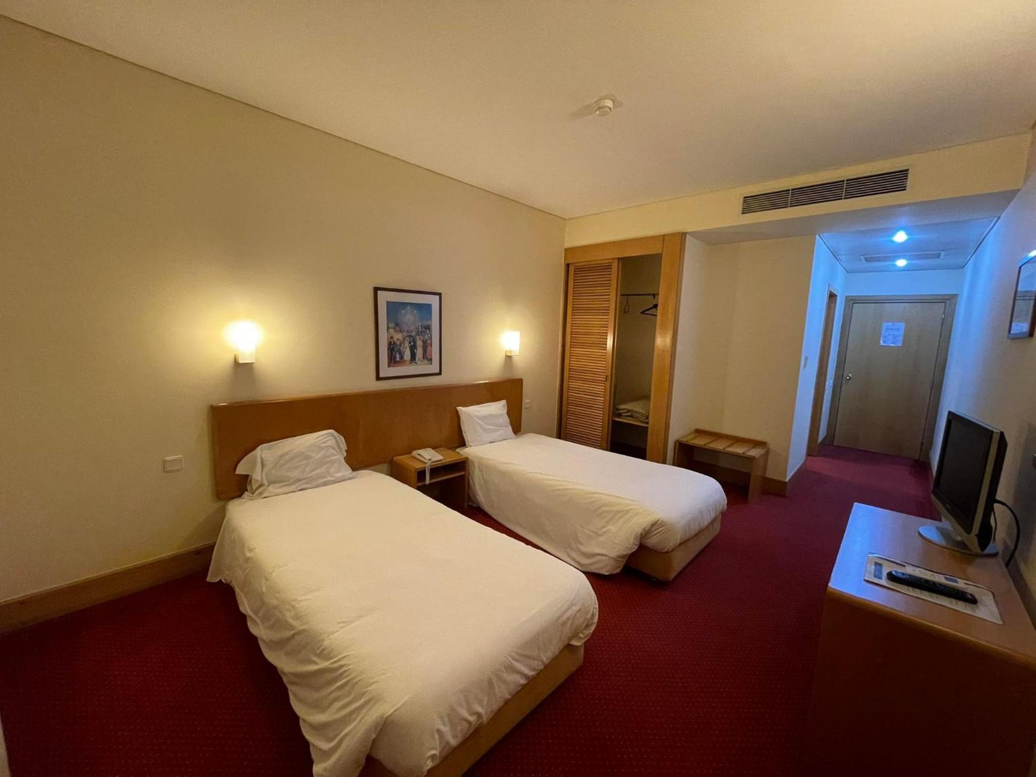 Standard Double or Twin Room - Photo 4