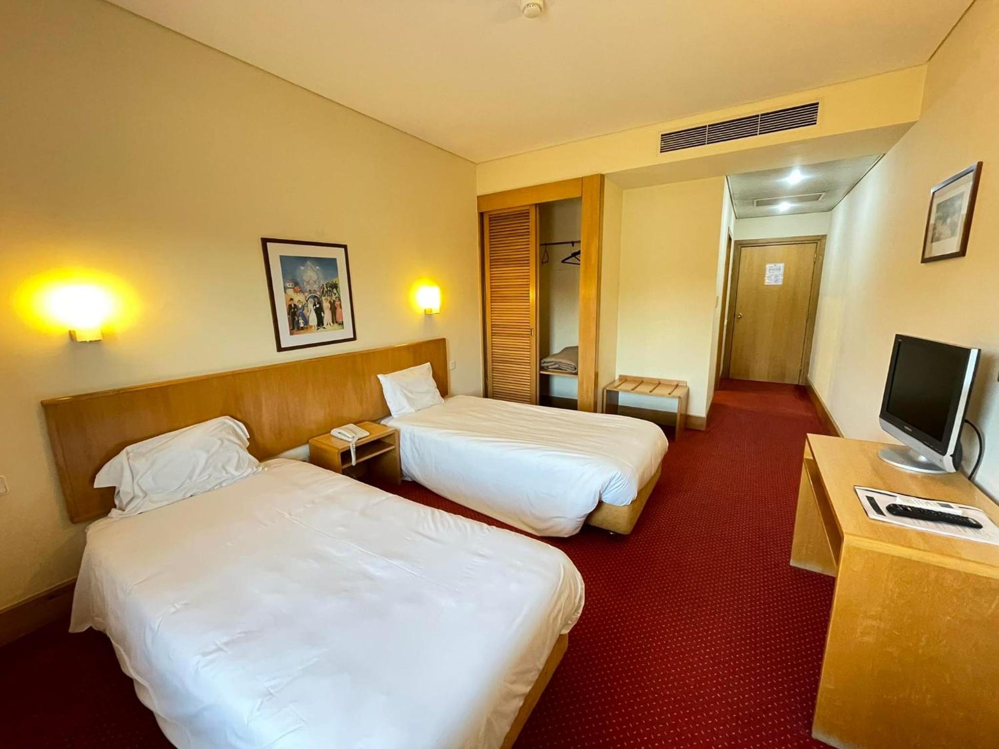 Standard Double or Twin Room - Photo 3
