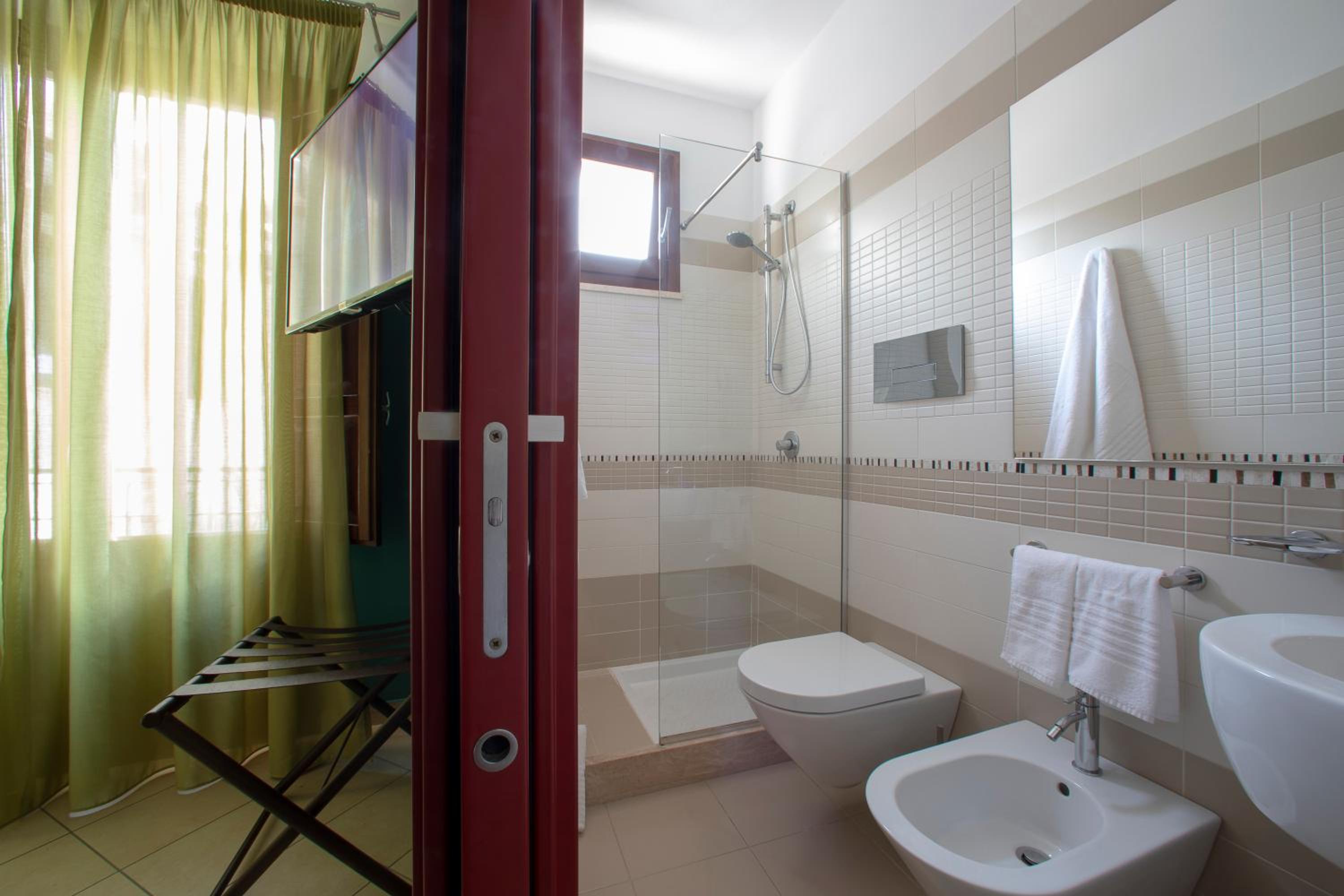 Double or Twin Room - Photo 4