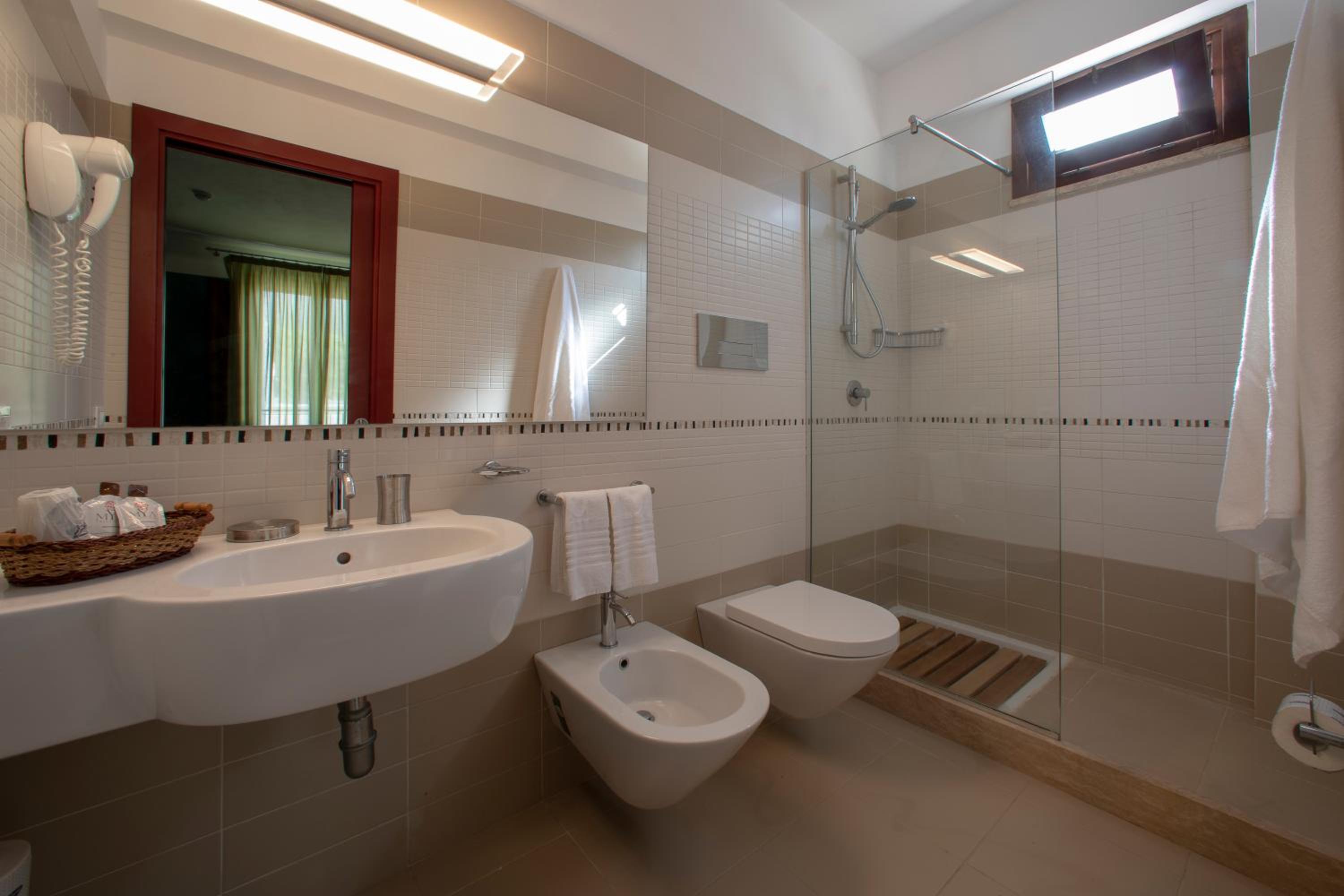 Double or Twin Room - Photo 6