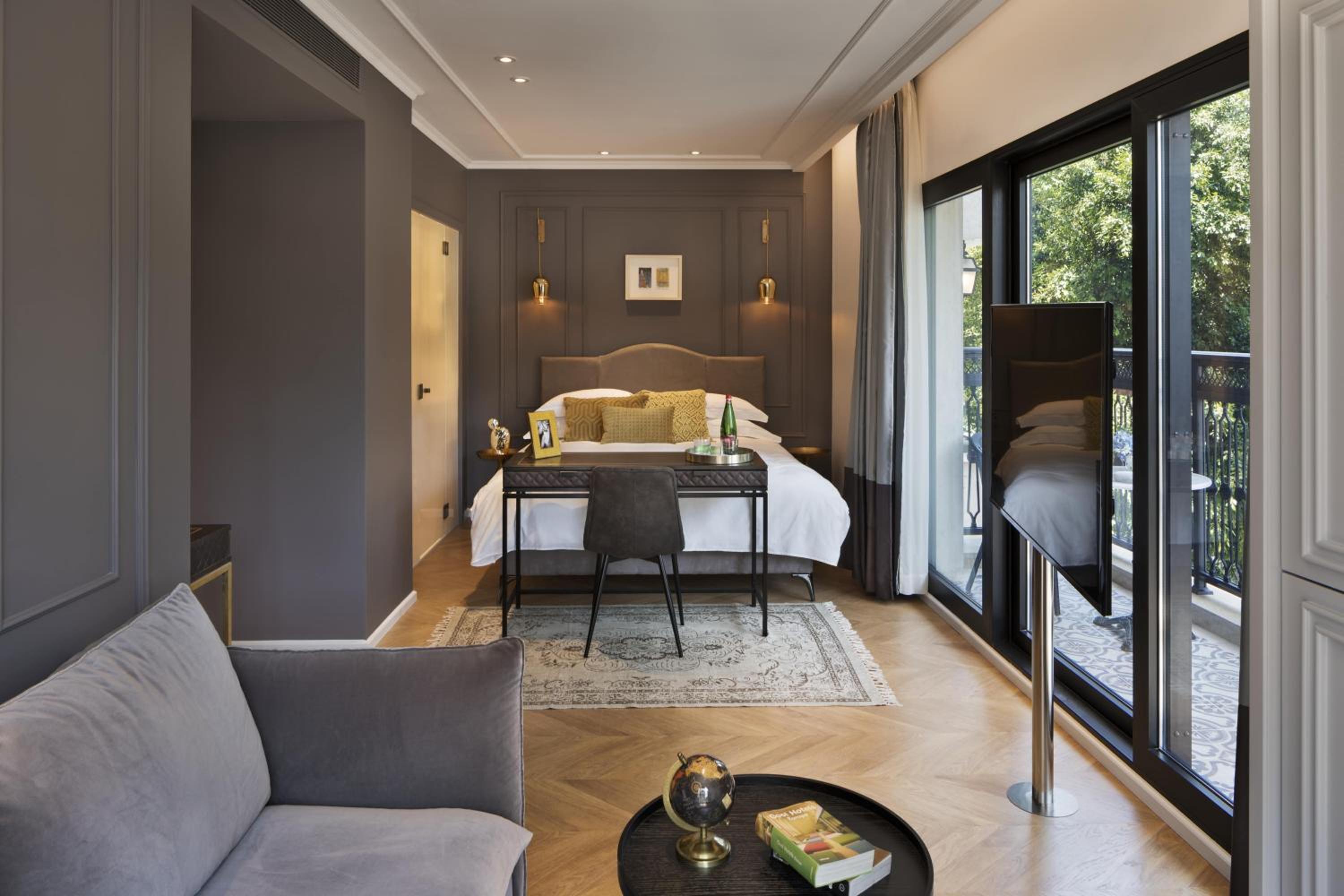 Deluxe Double Room with Balcony photo 1