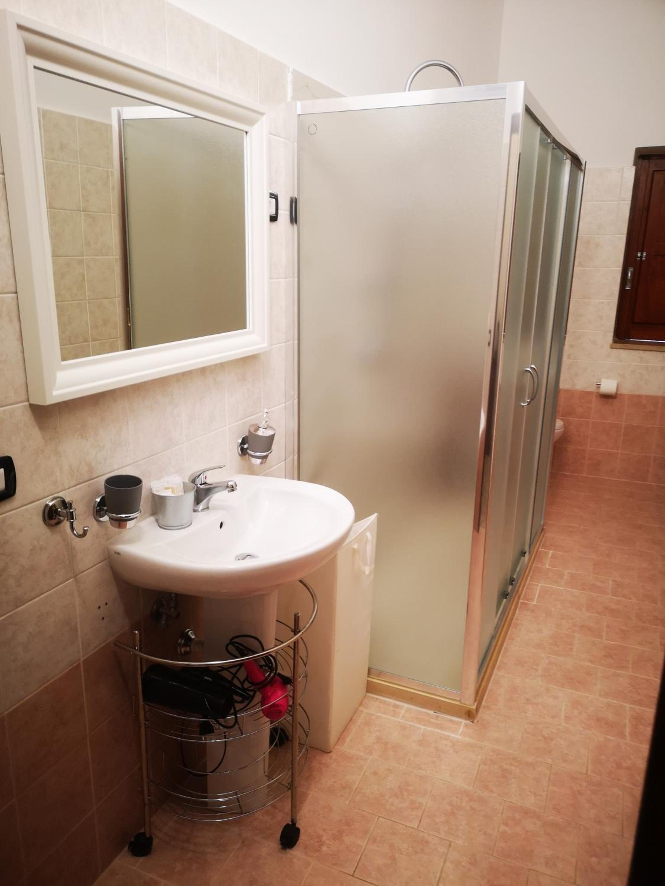 Double Room with Private External Bathroom - Photo 10