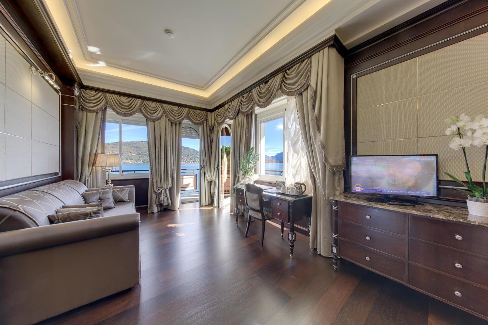 Junior Suite with Lake View - Photo 1