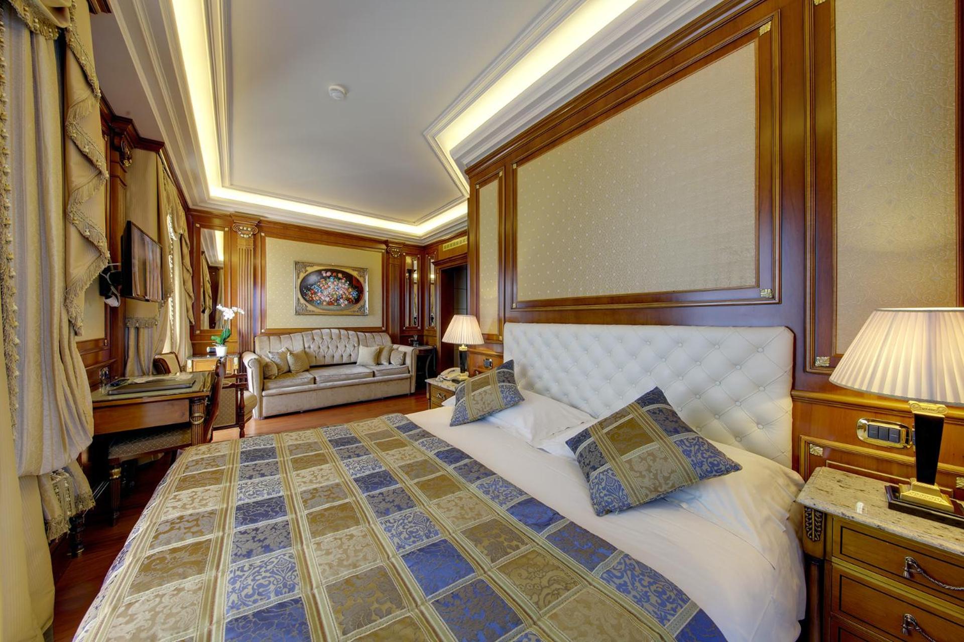 Junior Suite with Lake View - Photo 11
