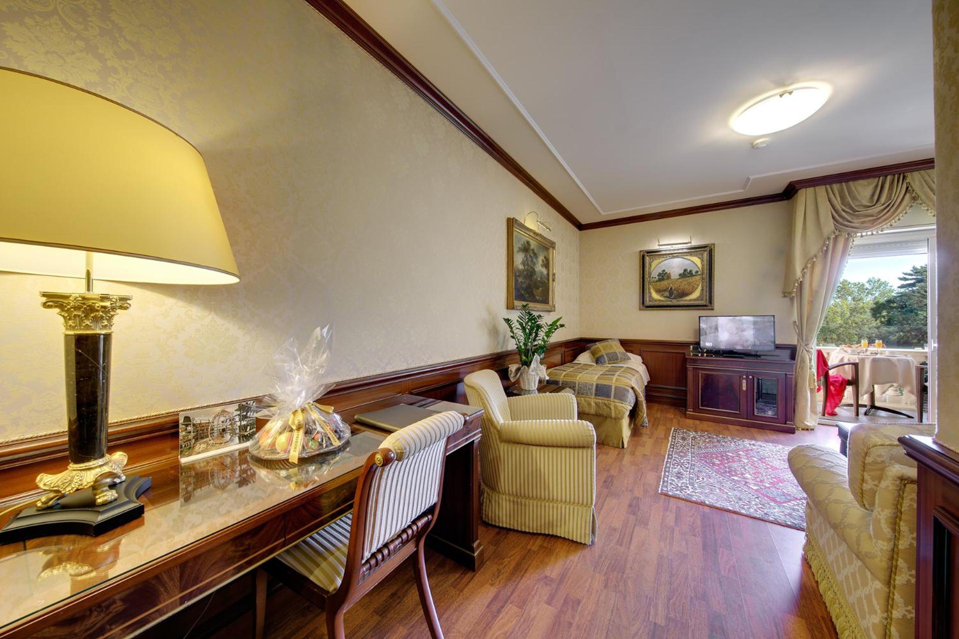 Junior Suite with Lake View - Photo 12