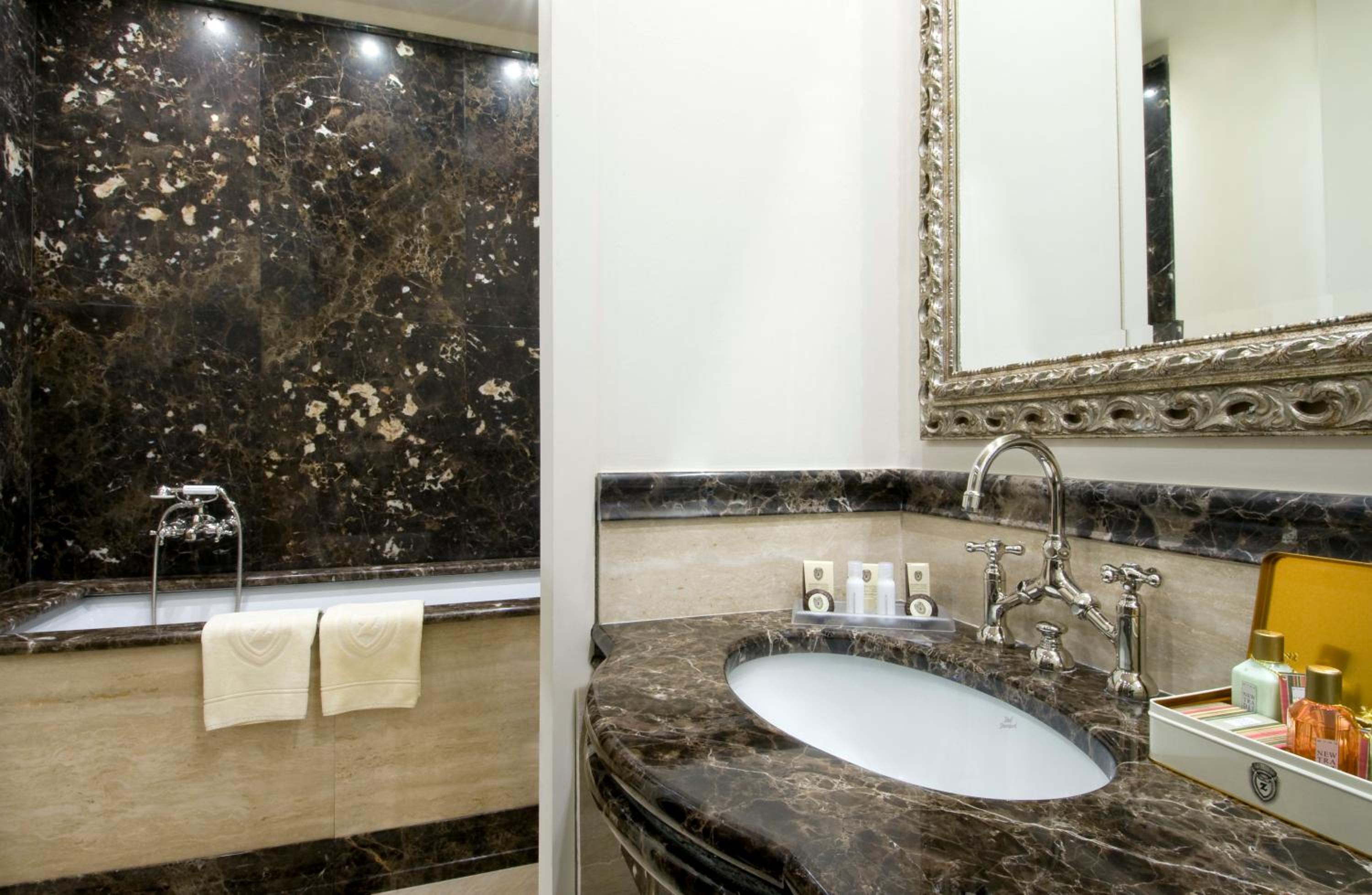 Junior Suite with Lake View - Photo 17
